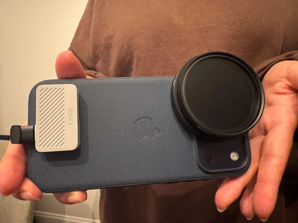 Lexar Professional Go Portable SSD 1TB, Supports Apple 4K 60fps ProRes, Up to 1050MB/s, USB 3.2 Gen 2, Rugged, IP65, Ultracompact customer photo 2