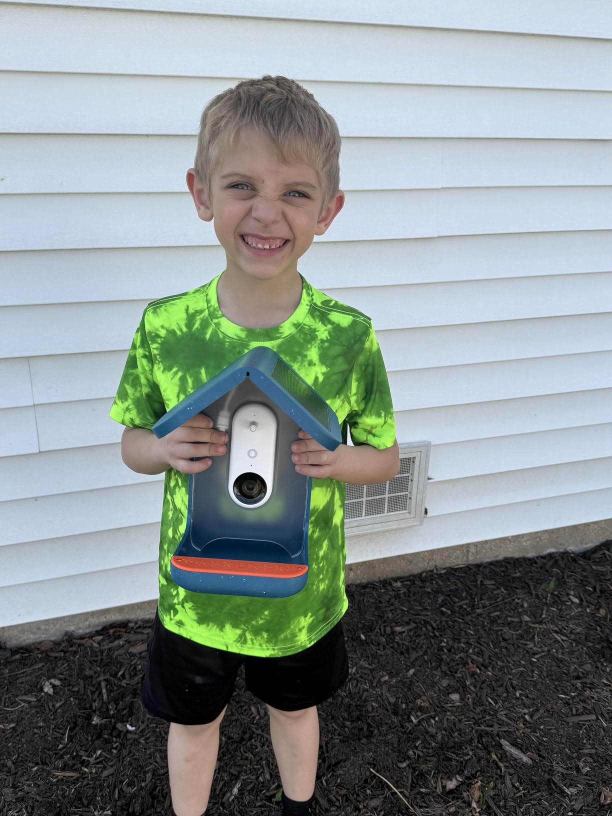 Birdbuddy PRO Solar Smart Bird Feeder with Camera - AI Bird Species Identification, 5MP Photos, 2K HD Video Live Stream Camera, Slow-Motion Video, 2.6in Focus - Blue Solar customer photo 1