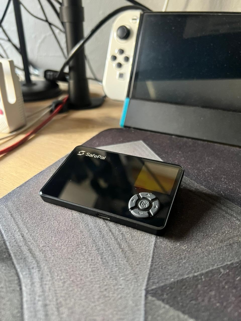 SafePal S1 Cryptocurrency Hardware Wallet, Open Source Crypto Wallet, Securely Stores Private Keys, Cold Storage for Bitcoin, Ethereum and More Tokens, NFTs, Seed Phrases & Crypto Assets customer photo 1