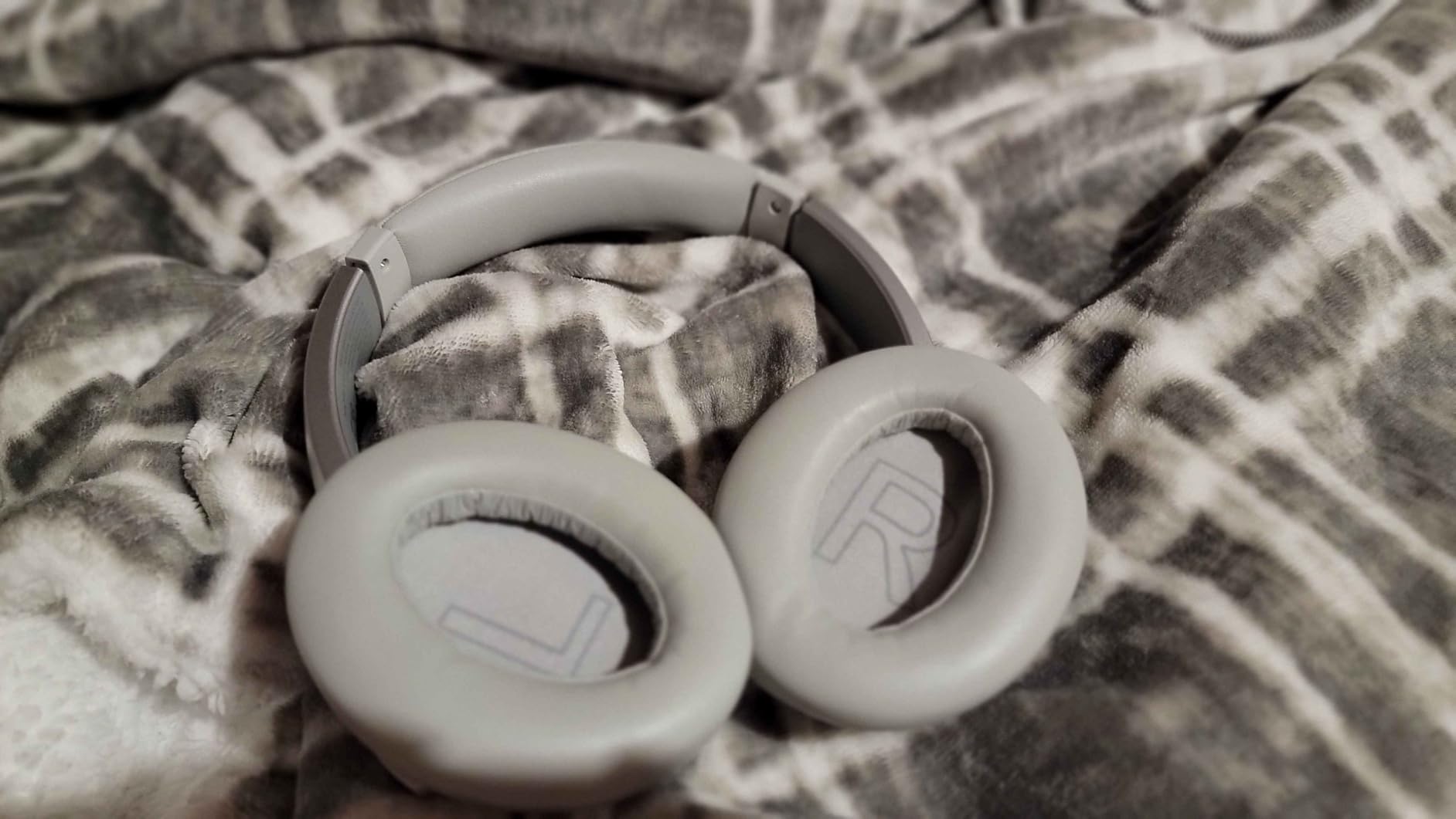 Soundcore Anker Life Q20 Hybrid Active Noise Cancelling Headphones, Wireless Over Ear Bluetooth Headphones, 60H Playtime, Hi-Res Audio, Deep Bass, Foam Ear Cups, Travel, Office, USB-C Charging customer photo 2