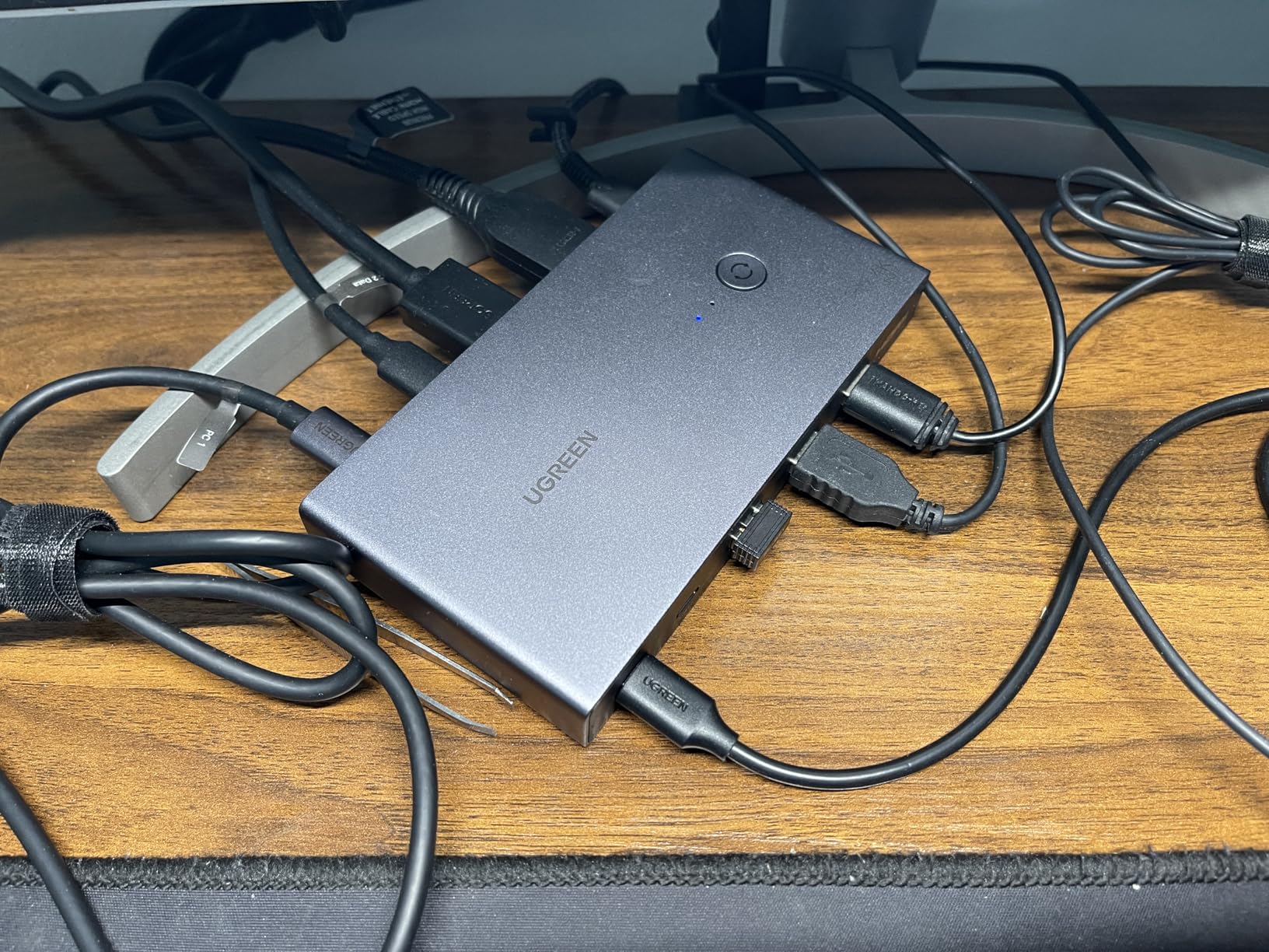 UGREEN USB-C+HDMI KVM Switch 1 Monitor 2 Computers with 4 USB 3.0 Ports 4K@60Hz Aluminum for 1 Laptop & 1 Desktop Share One Monitor Keyboard Mouse Printer with 1 HDMI Cable+2 Type-C Cables customer photo 2