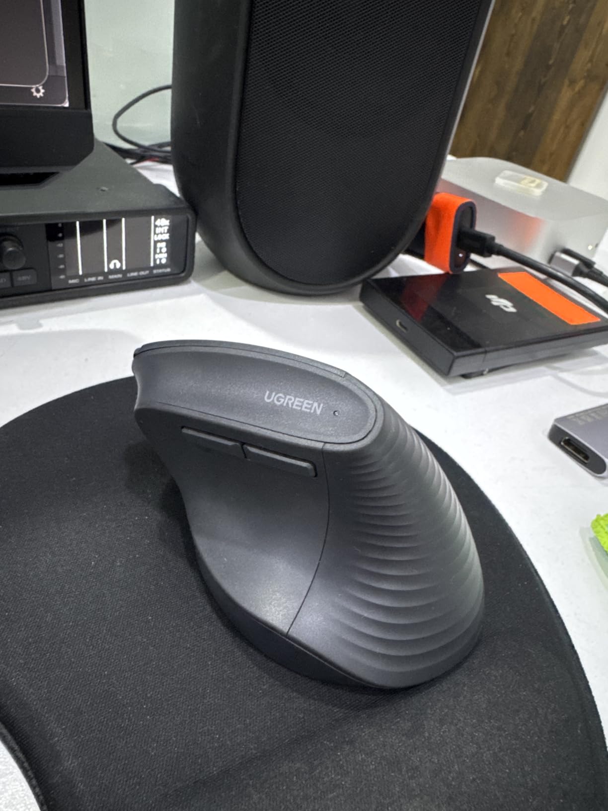 UGREEN Ergonomic Mouse, Wireless Bluetooth Vertical Mouse, Dual-Mode (BT 5.4 & USB 2.4G), Quiet Clicks, 4 Adjustable DPI (1000/1600/2000/4000), Compatible with Windows/Mac/Linux/Android/ChromeOS customer photo 2