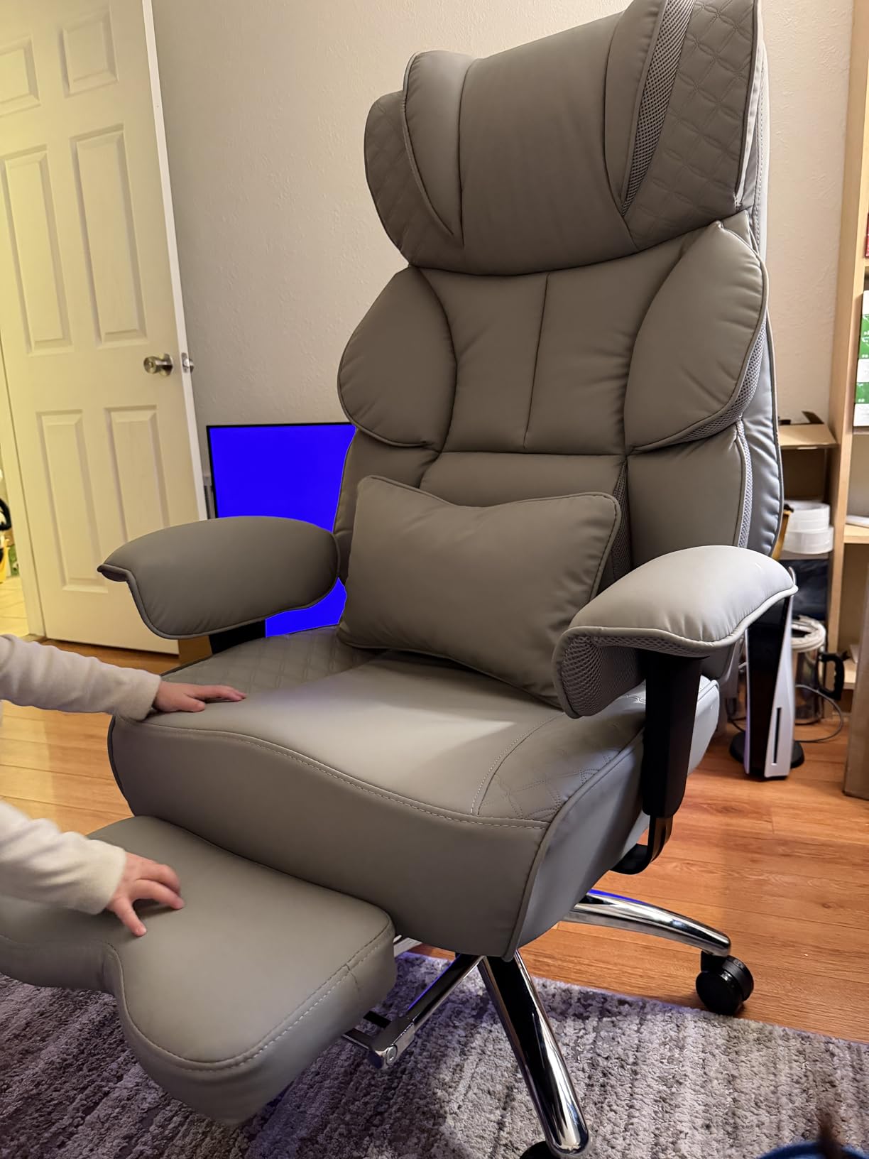 BestGlory Office Desk Chair, Big and Tall Leather Gaming Chair with Footrest, Wide Ergonomic Comfy Executive High-Back Reclining Computer Chairs, Swivel Rolling Wheels and Padded Lumbar Support, Black customer photo 1