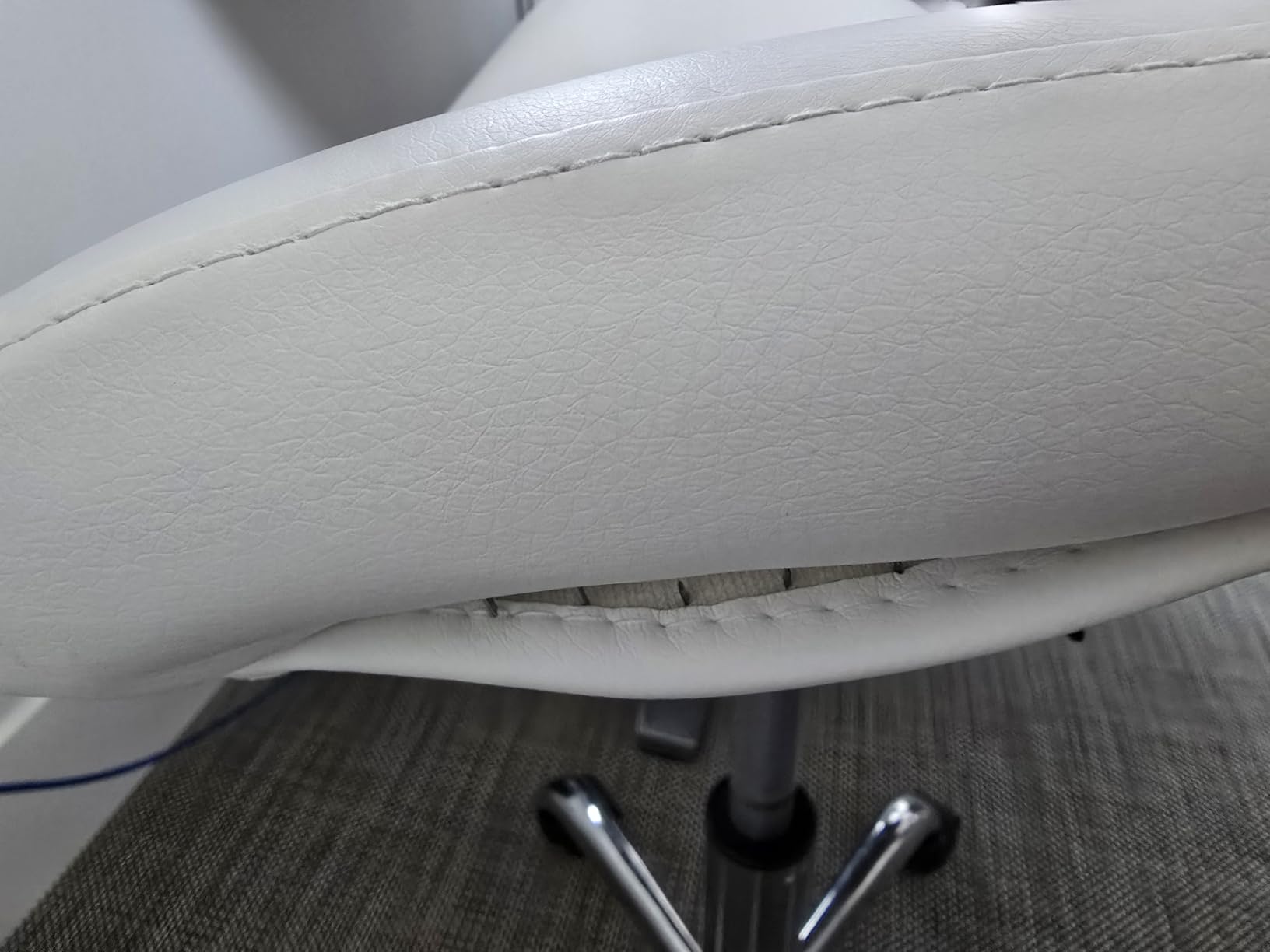 VEVOR Saddle Stool with Wheels, 450 LBS Weight Capacity Ergonomic Rolling Stool, Height Adjustable Thickened PU Leather Swivel Saddle Chair for Salon, Spa, Massage, Tattoo, Clinic, Black customer photo 1