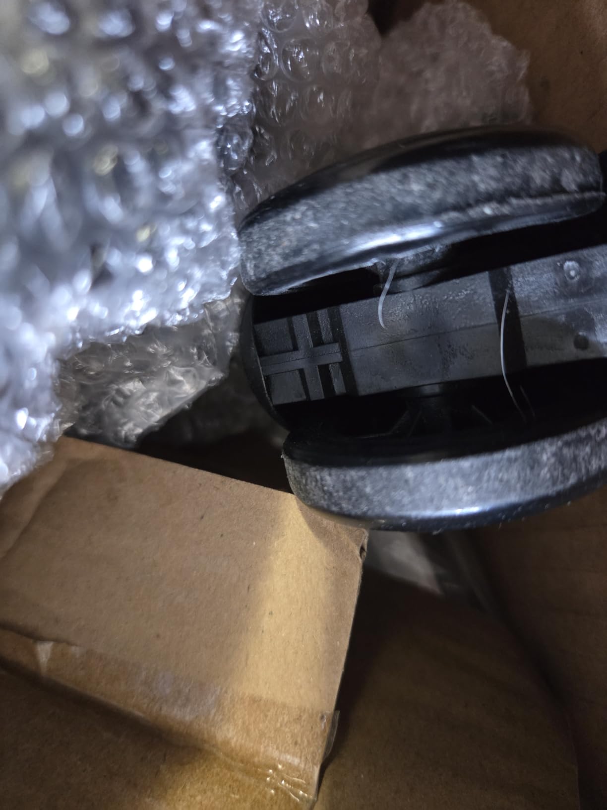 VEVOR Saddle Stool with Wheels, 450 LBS Weight Capacity Ergonomic Rolling Stool, Height Adjustable Thickened PU Leather Swivel Saddle Chair for Salon, Spa, Massage, Tattoo, Clinic, Black customer photo 2