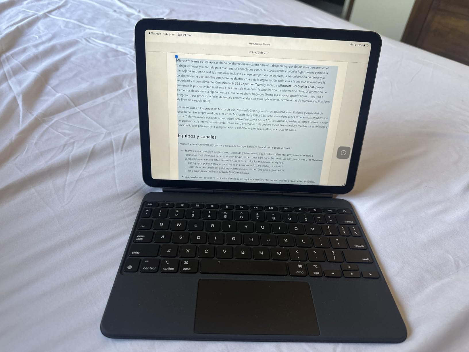 Apple Magic Keyboard: Keyboard and Case for iPad Air 11-inch (M2, M3, and M4) and iPad Air (4th and 5th Generation), US English - White customer photo 1