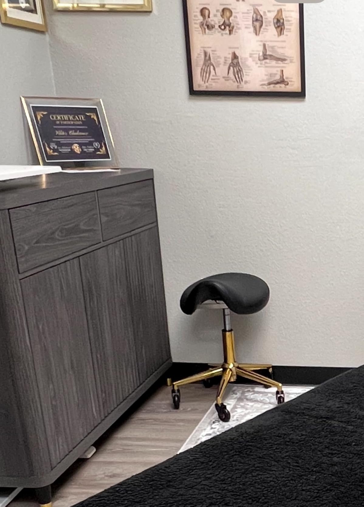 Saddle Stool with Wheels Ergonomic - Thick Wide Saddle Cushion, Healthy Posture No Pain, Easy to Adjust, Smooth Rolling No Creaky Noises, Rolling Swivel Saddle Stool Chair for Salon Massage (Black) customer photo 1