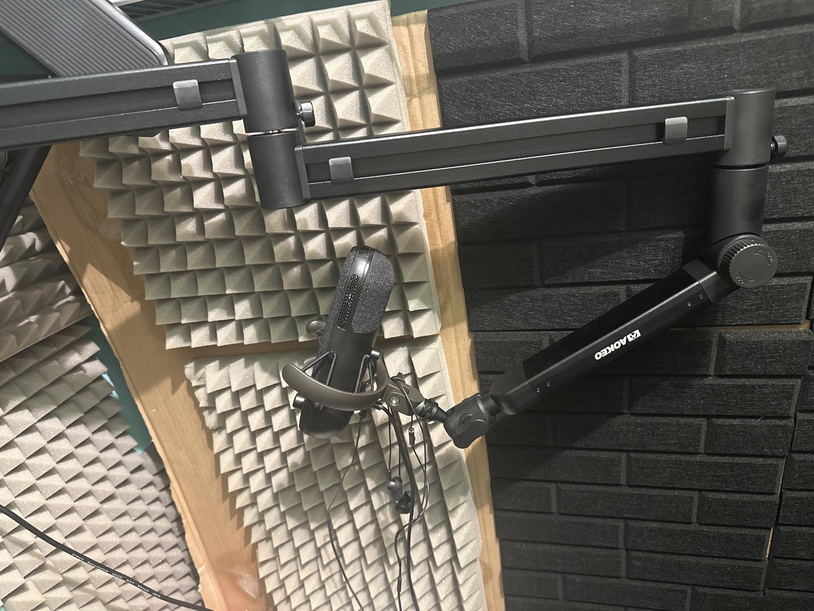 Microphone Arm,Aokeo AK-58i Desk Low Profile Mic Boom Arm Stand,Suitable For Blue Yeti,Snowball iCE,HyperX QuadCast,SoloCast,Elgato Wave,Etc customer photo 2
