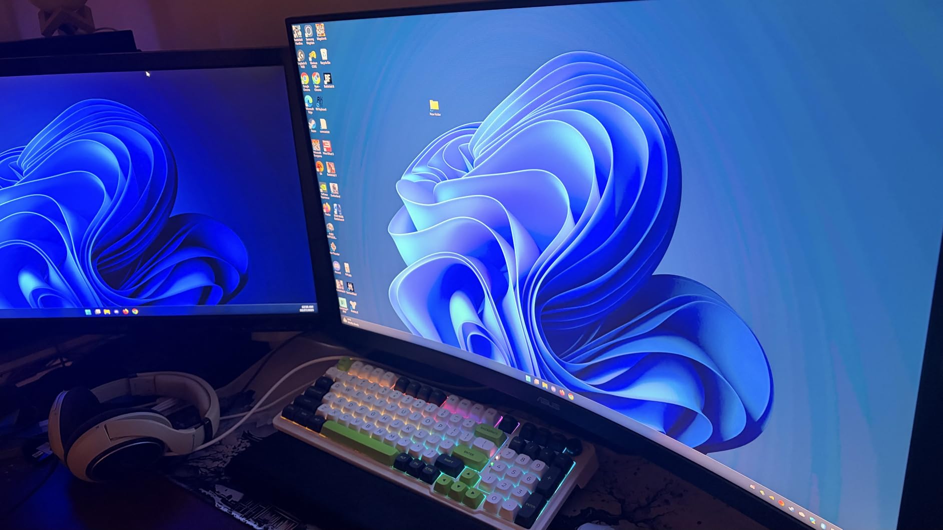 Mount-It! Heavy-Duty Wall Mount Arm for 49