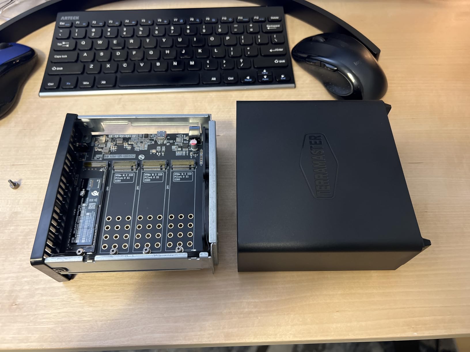 TERRAMASTER D4 SSD NVMe Enclosure - 40Gbps 4Bay USB Storage Type-C customer photo 2