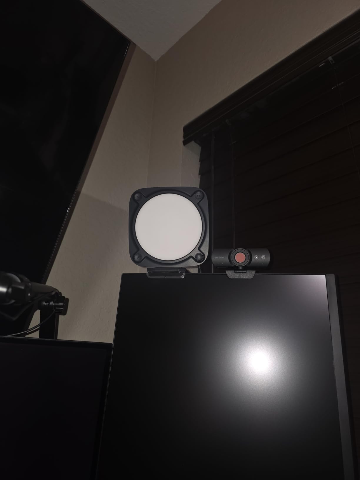 Elgato Key Light Neo (Black) - Professional Video Call Light, No Glare, Adjustable Monitor Mount, Manual or Wi-Fi Control, Office/Streaming, Teams/Zoom/Slack/Twitch/YouTube - Laptop, PC, Mac customer photo 1