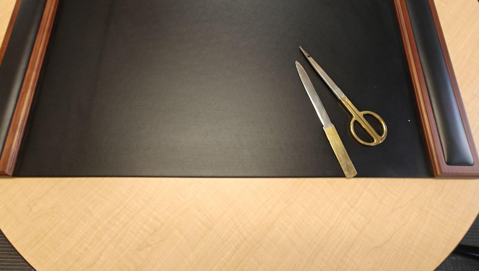 Dacasso Wood & Leather Pad with Side Rails customer photo 1