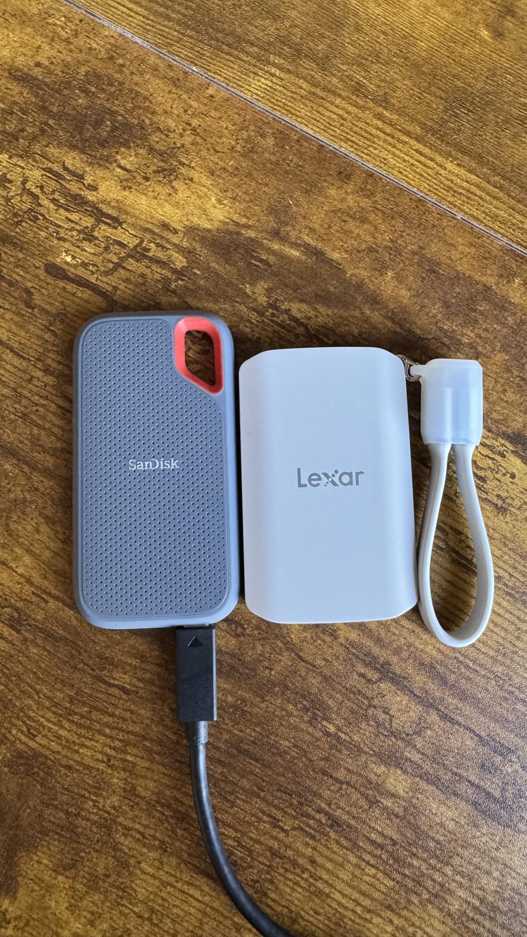 Lexar ES5 Magnetic External SSD 1TB, Up to 2000MB/s, MagSafe Compatible, Supports Apple ProRes & Samsung Pro Video, Silver customer photo 1