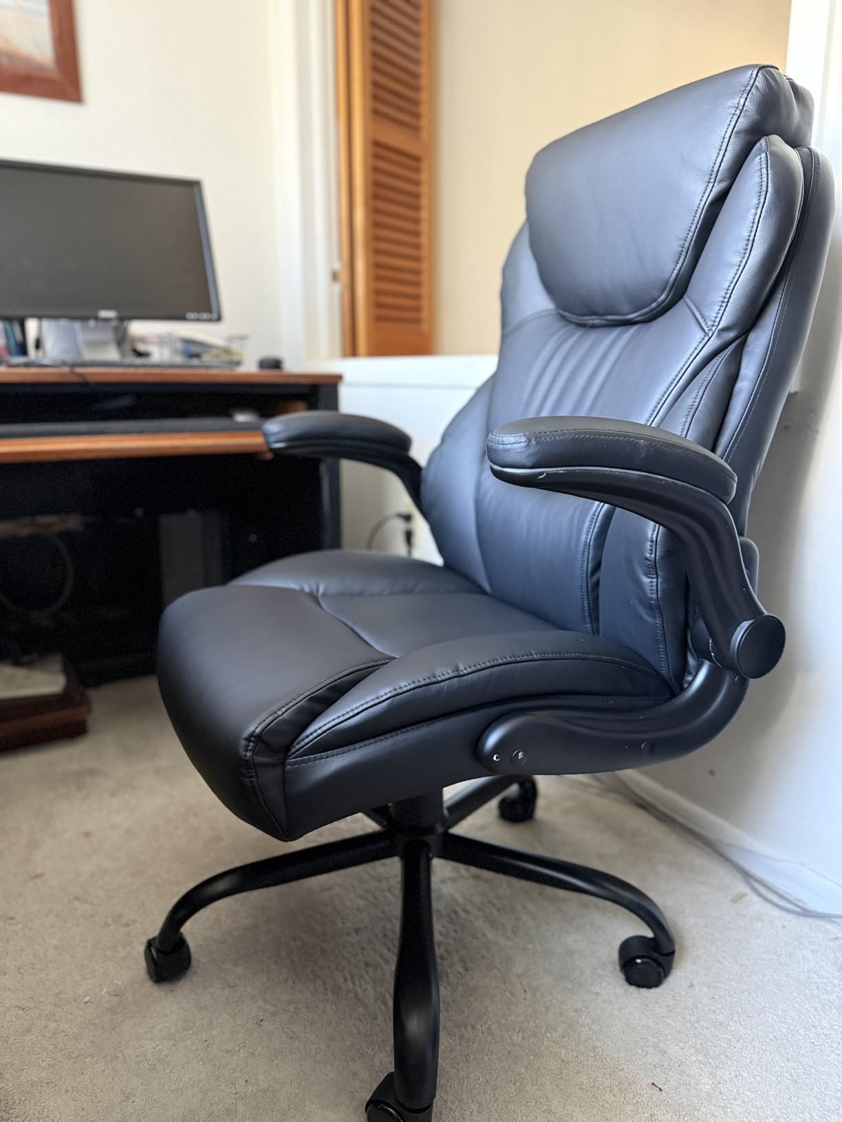 Brage Living 400LBS Big and Tall Office Chair, Heavy Duty Leather Executive Desk Chair with Padded Flip-up Arms, Swivel Rolling Computer Chair for Home Office, Black customer photo 1