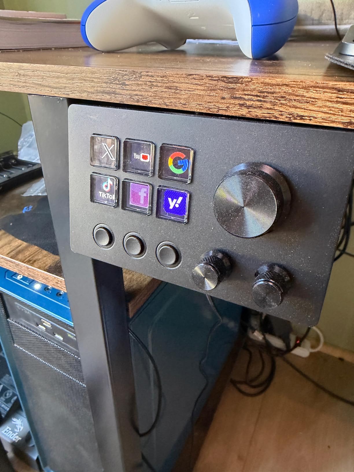 ActionRing Streaming Macro Keypad,Stream Controller Deck,Gaming Shortcut Keyboard, with Customizable 6 LCD Shortcut Keys, 3 Buttons and 3 Knobs, Trigger Actions in OBS/Twitch/YouTube, Windows 10/Mac14.0 (N3 White) customer photo 2