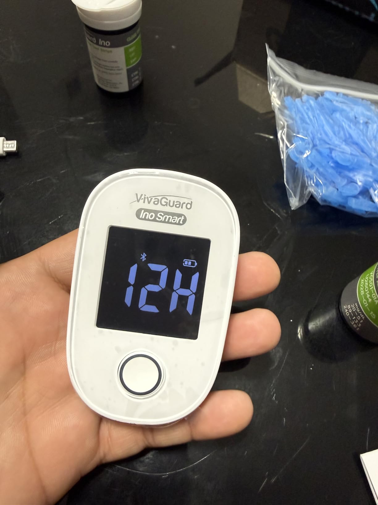 VivaGuard Ino Smart Bluetooth Blood Glucose Monitor Kit with Free App, Rechargeable Backlit Display Blood Sugar Meter with 100 Strips & 100 Lancets, Portable Diabetes Testing Kit for Travel, No Coding customer photo 2