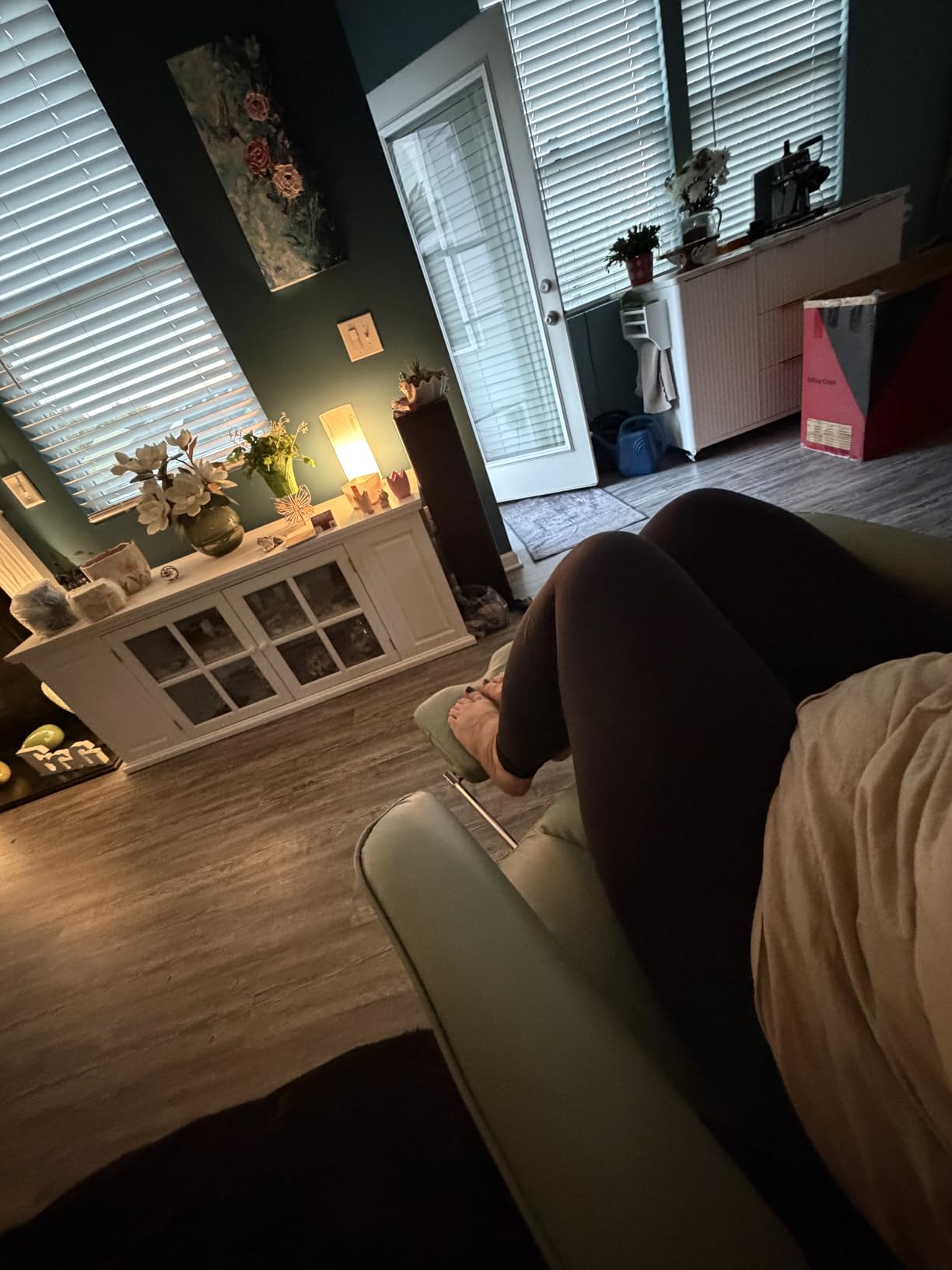 Efomao Big and Tall Office Chair with Footrest - Breathable Mesh Executive Chair, Heavy Duty Computer Desk Chair for Home Office, Ergonomic Lumbar Support & Reclining Mesh Gaming Chair, Black customer photo 2