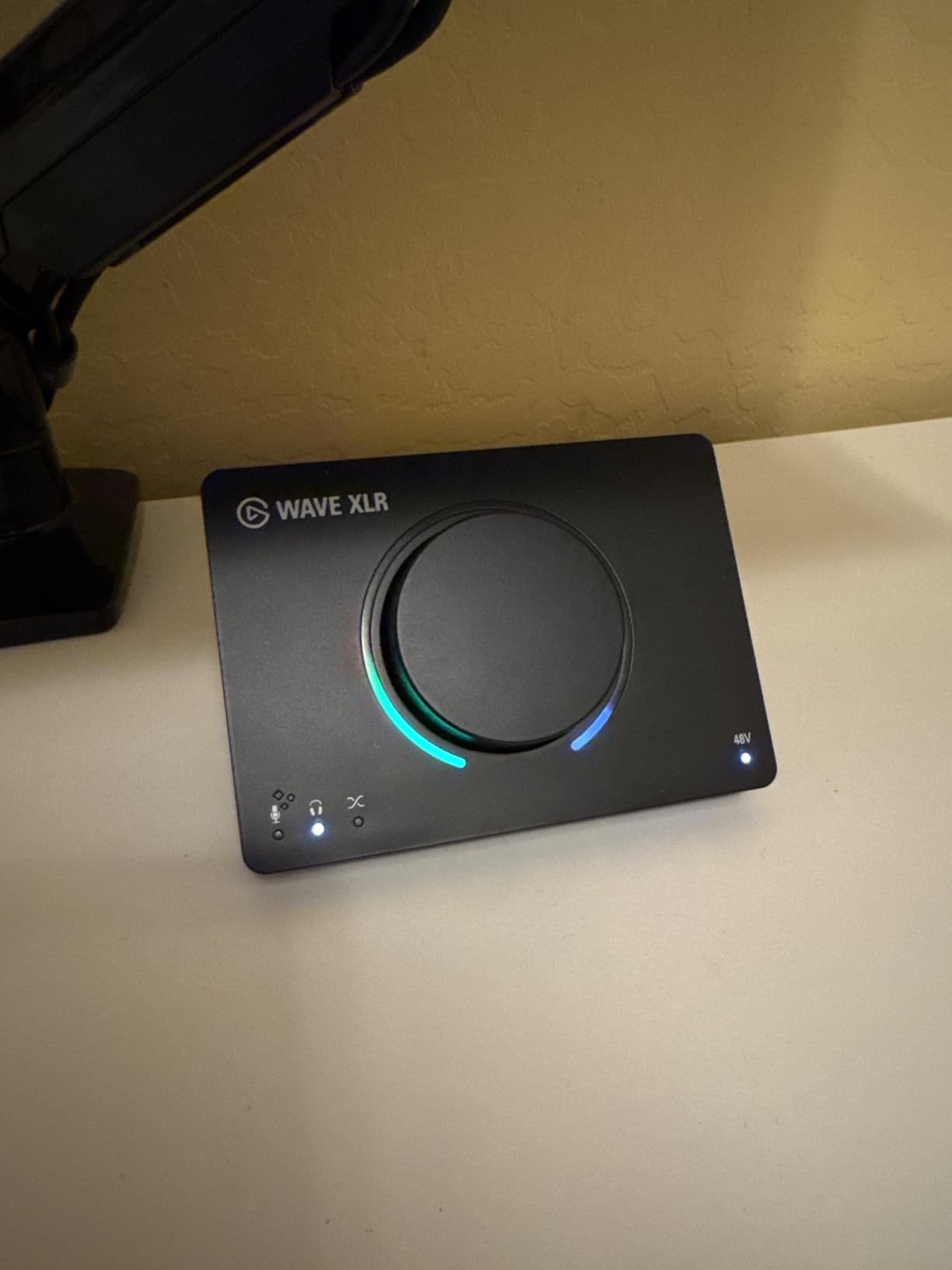 Elgato Wave XLR MK.2 - USB Audio Interface and DSP Mixer for XLR Microphones, 80dB Gain, Onboard Effects, LED Feedback, Touch Mute, Works with Stream Deck, PC & Mac customer photo 1