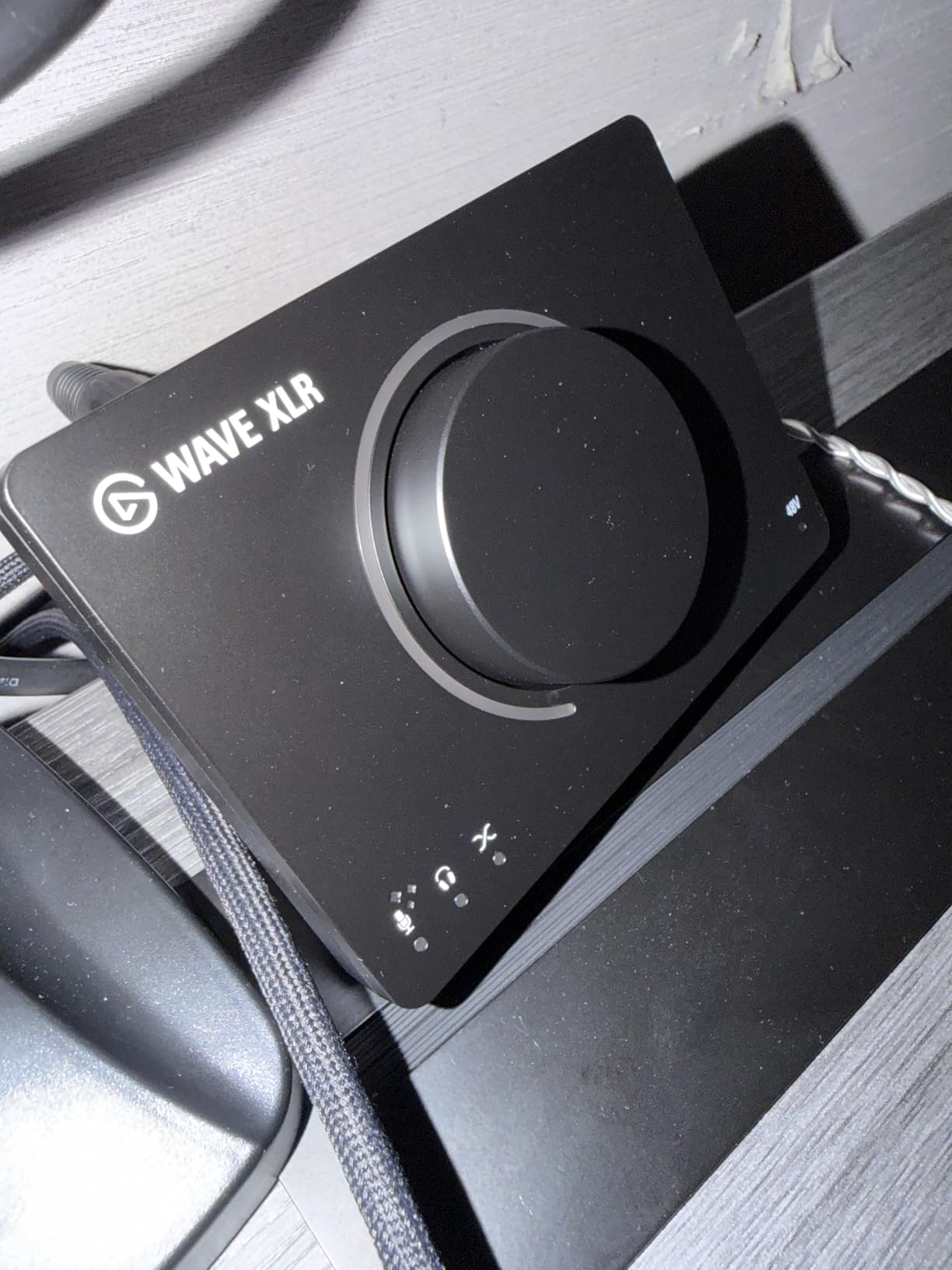 Elgato Wave XLR MK.2 - USB Audio Interface and DSP Mixer for XLR Microphones, 80dB Gain, Onboard Effects, LED Feedback, Touch Mute, Works with Stream Deck, PC & Mac customer photo 2