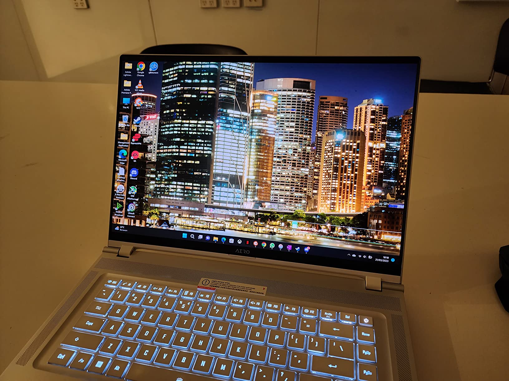 AERO 16 OLED: 16