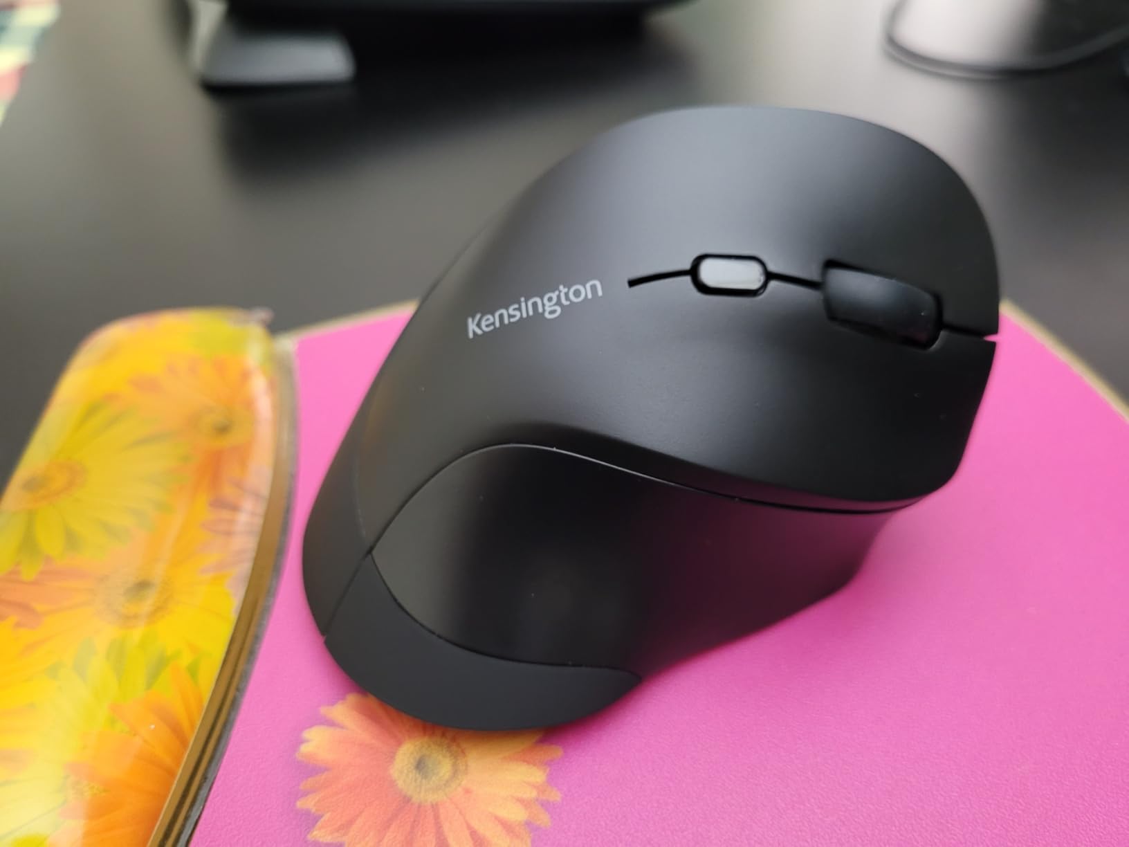 Kensington Ergonomic Vertical Wireless Mouse (K75575WW), Grey/Black customer photo 1