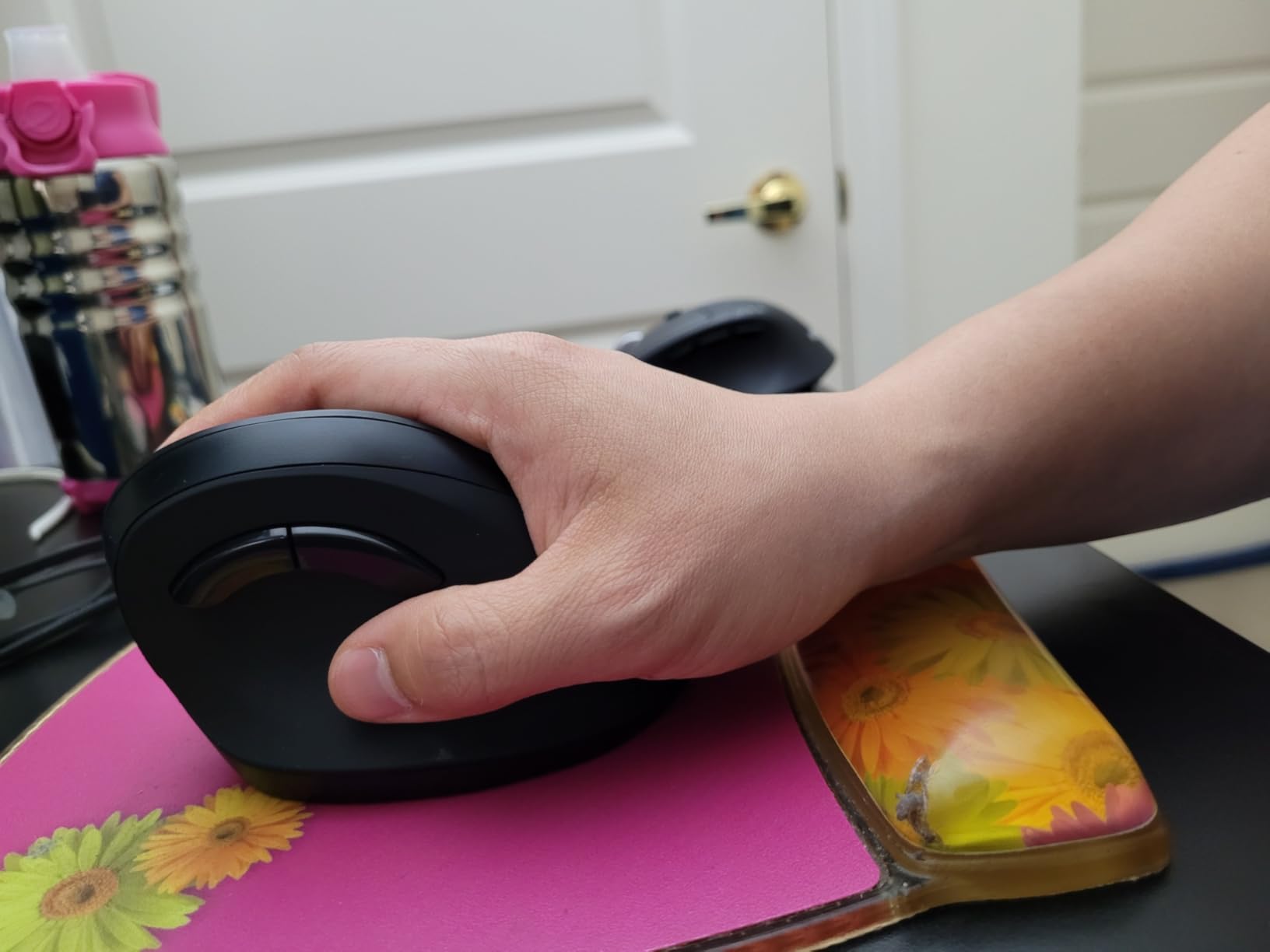 Kensington Ergonomic Vertical Wireless Mouse (K75575WW), Grey/Black customer photo 2