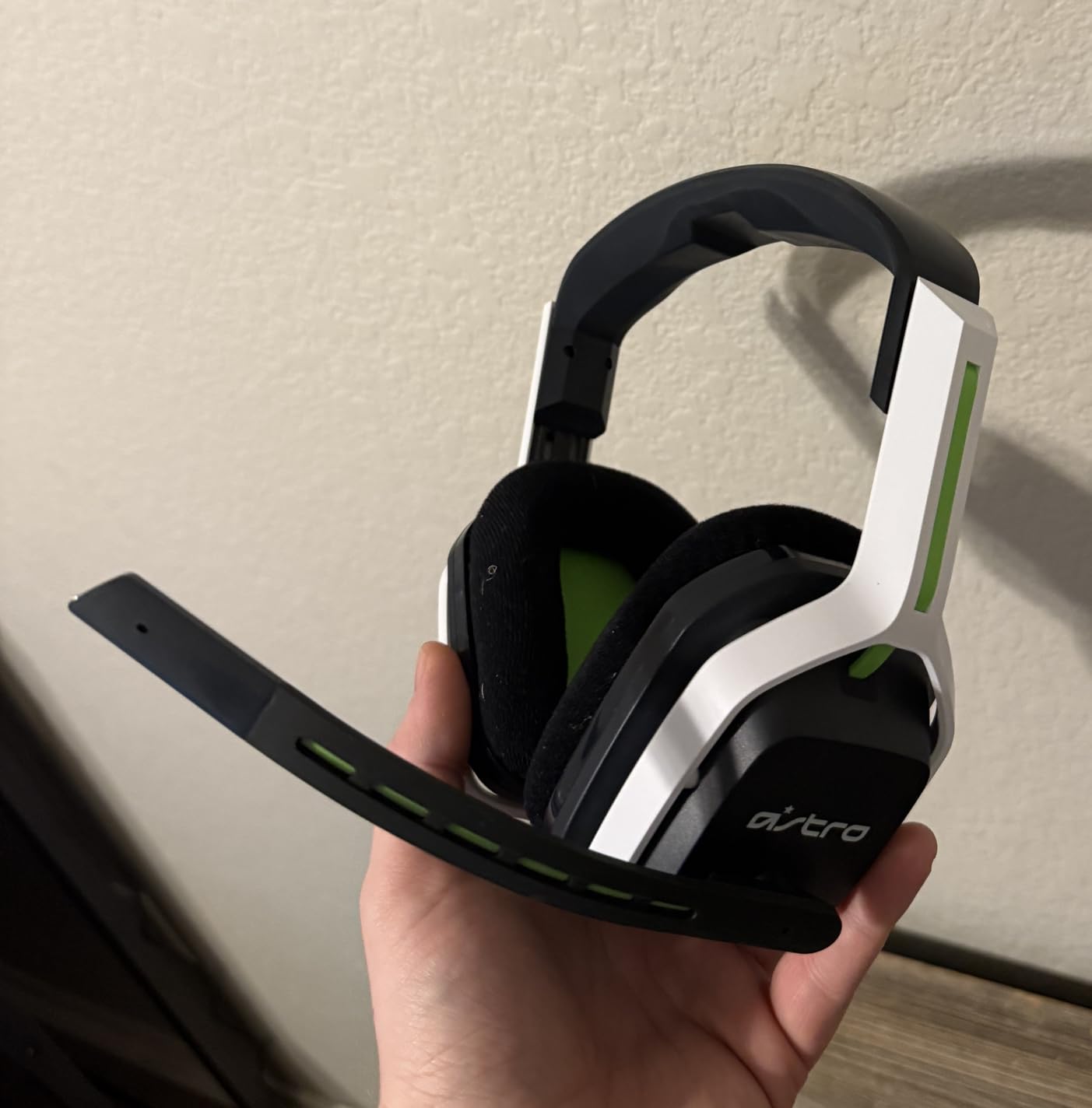 ASTRO Gaming A20 Wireless Headset Gen 2 for Xbox Series X | S, Xbox One, PC & Mac - White/Green customer photo 2