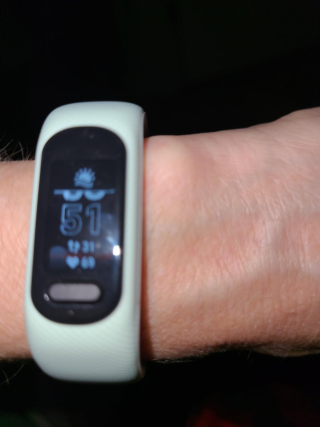 Garmin vivosmart 5, Fitness Tracker, Long-Lasting Battery, Simple Design, White customer photo 1