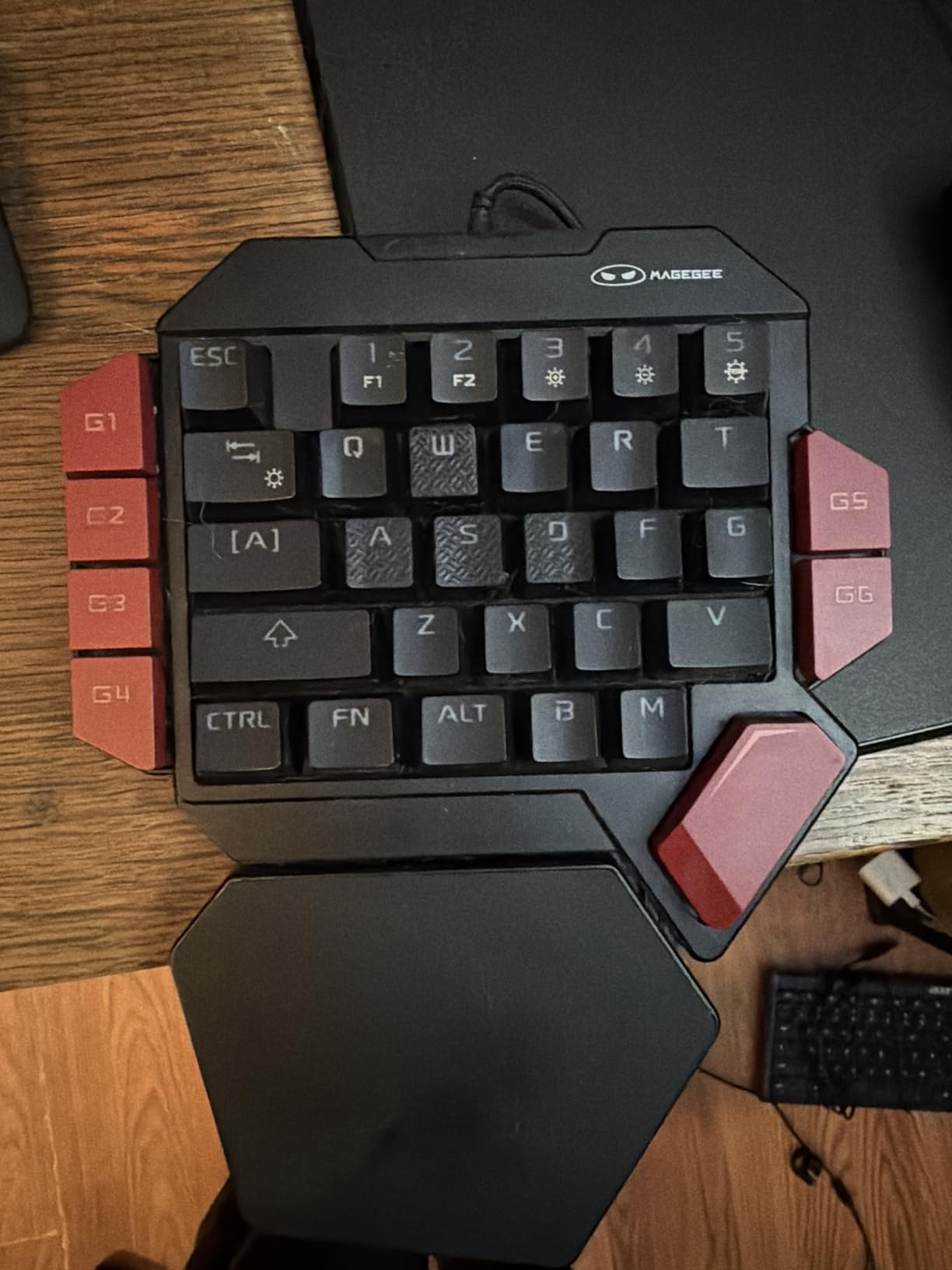 MageGee One Handed Professional Gaming Keyboard, RGB Backlit 35 Keys Mini Wired Mechanical Keyboard with Blue Switch for PC Gamer, Support 6 Macro Keys - Black/Red customer photo 2
