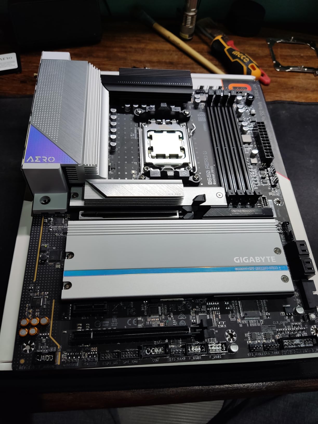 GIGABYTE B650 AERO G AMD AM5 ATX Motherboard, Support Ryzen 9000/8000/7000 Series, DDR5, Twin 16 Power Phase, DDR5, PCIe 5.0 M.2, USB-C 3.2 Gen 2, WIFI6E, 2.5GbE, EZ-Latch, Q-Flash, VisionLINK customer photo 2