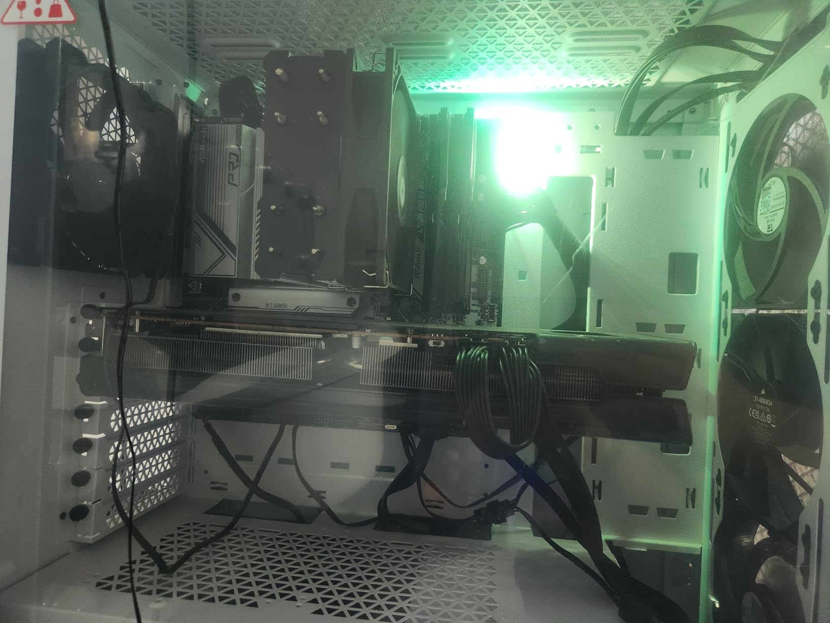 Corsair 3000D Airflow Mid-Tower PC Case - 3-Pin Fans - Four-Slot GPU Support - Fits up to 8X 120mm Fans - High-Airflow Design - White customer photo 1