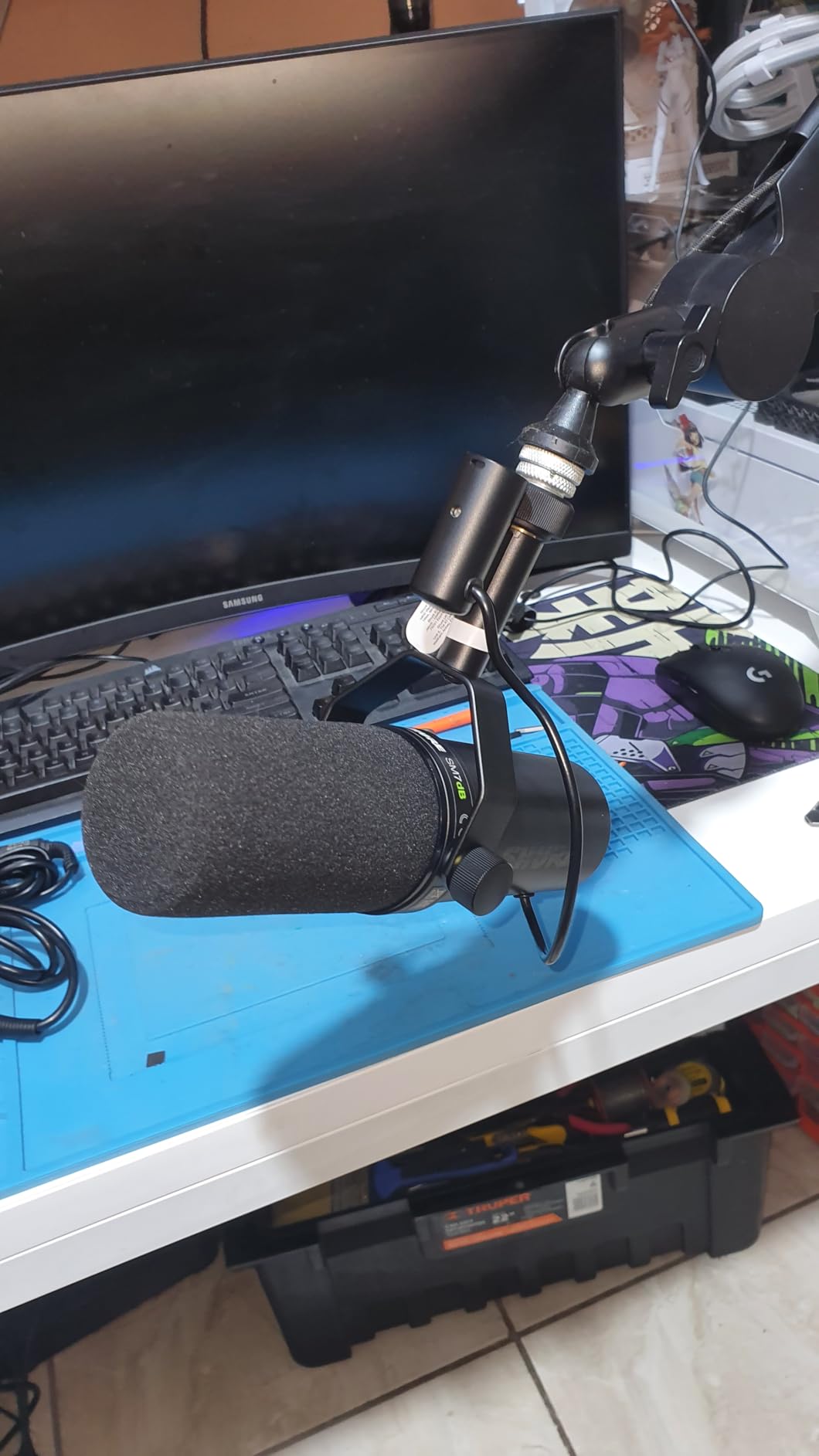 Shure SM7dB Dynamic Studio Microphone with Built-in Preamp - XLR Mic for Podcasting, Streaming & Vocal Recording, Wide Frequency Range, Smooth Warm Audio, Detachable Windscreen customer photo 1