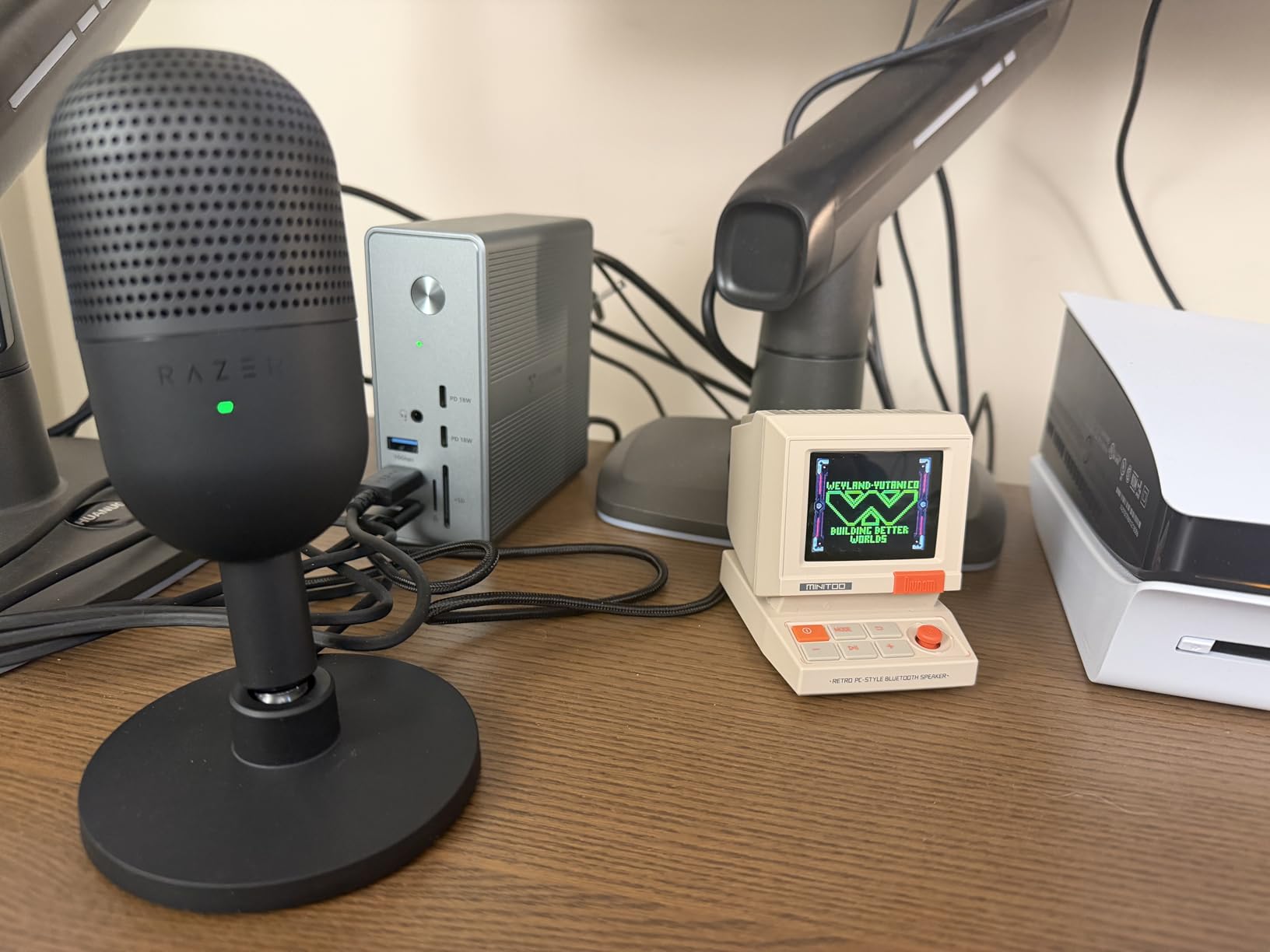 Razer Seiren V3 Mini USB Microphone: Condenser Mic - Supercardioid Pickup Pattern - Tap-to-Mute Sensor with LED Indicator - Shock Absorber - Ultra Compact - PC, Discord, OBS Studio, XSplit customer photo 2