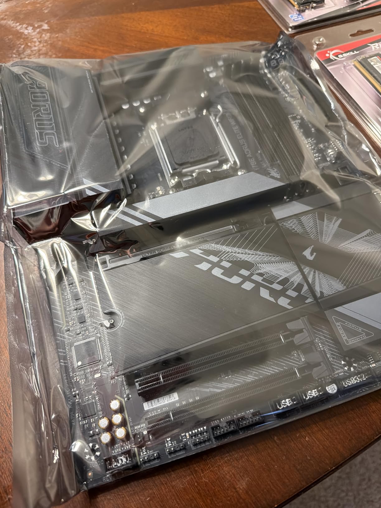 GIGABYTE X870E AORUS Elite WIFI7 AMD AM5 LGA 1718 Motherboard, ATX, DDR5, 4X M.2, PCIe 5.0, USB4, WIFI7, 2.5GbE LAN, EZ-Latch, 5-Year Warranty customer photo 2