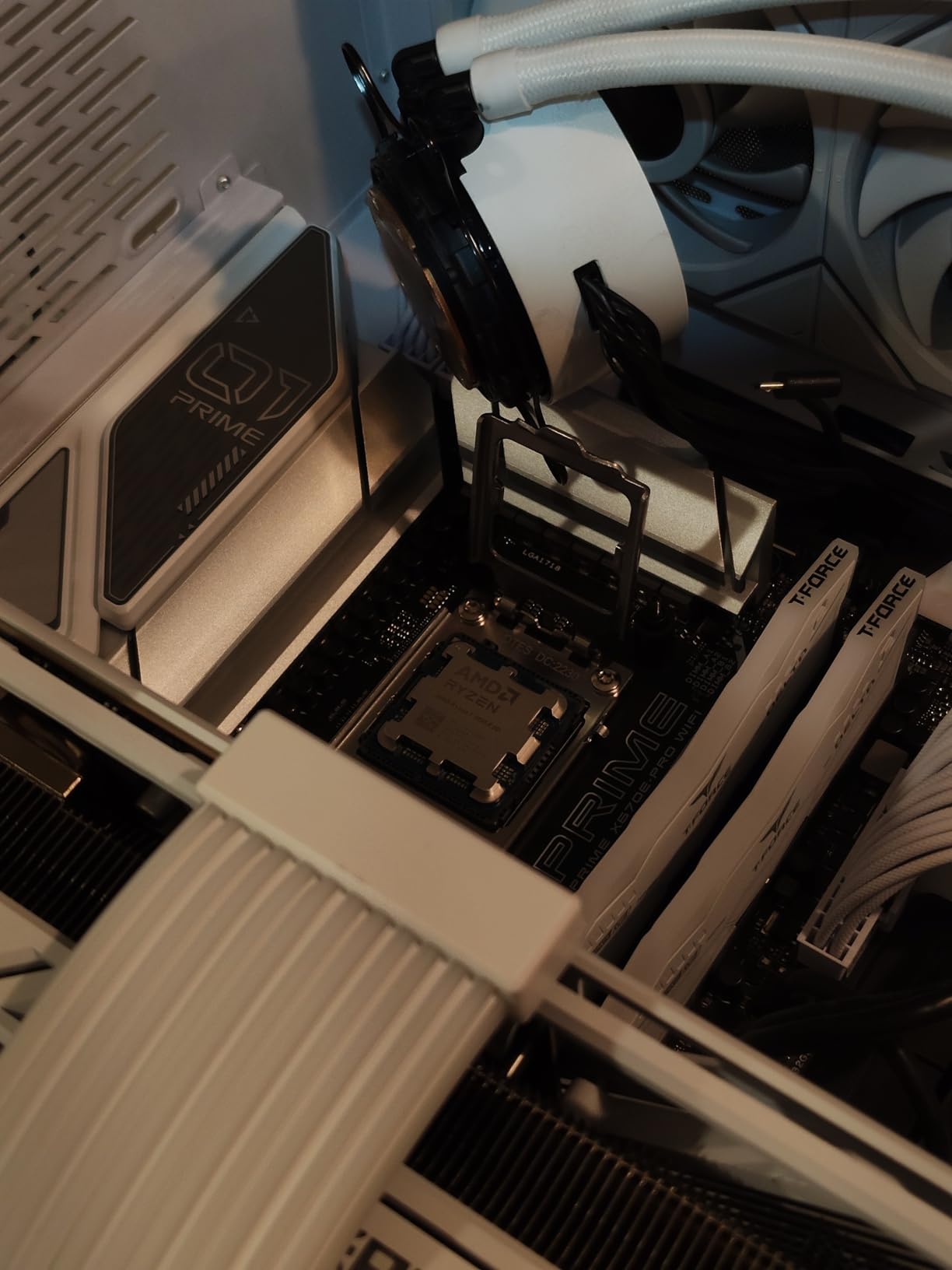 RYZEN 7 9800X3D 8-Core, 16-Thread Desktop Processor customer photo 1