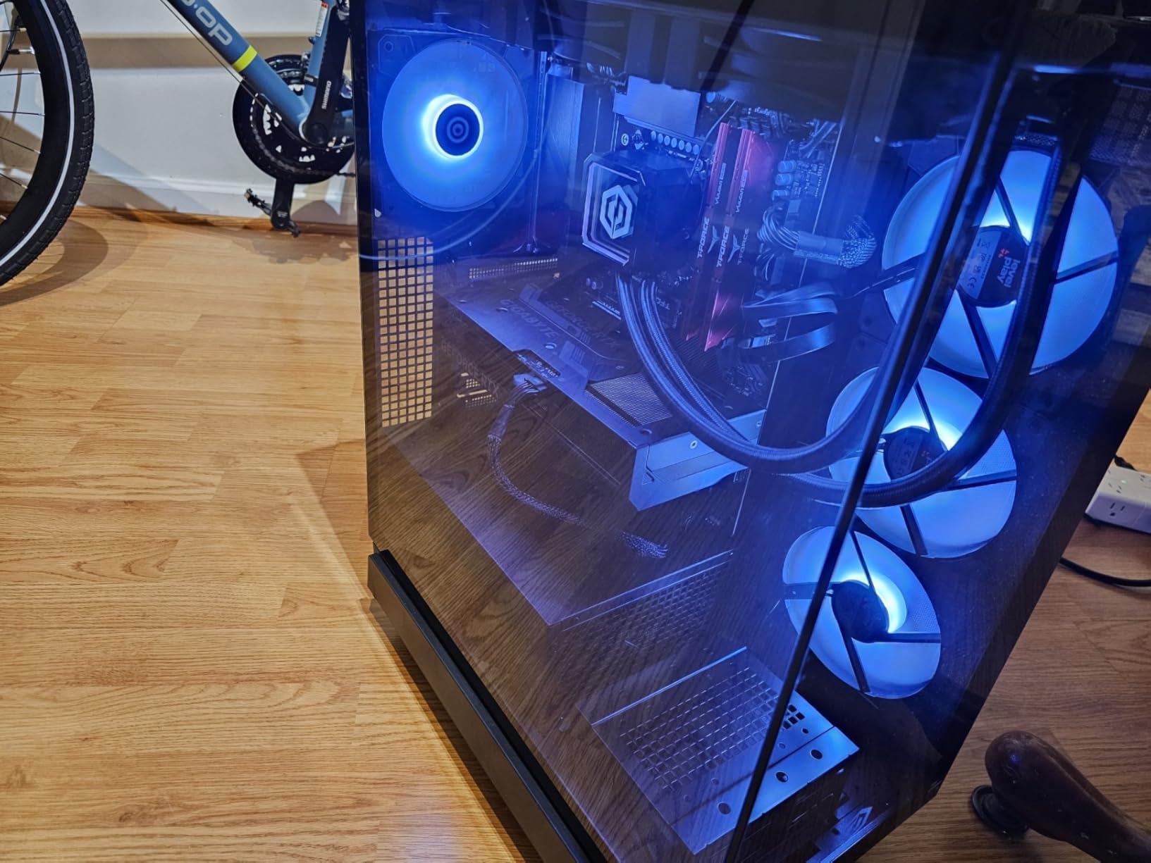 Gamer Xtreme Gaming PC, AMD Ryzen 9 9900X 4.4GHz, GeForce RTX 5070 12GB, 32GB DDR5, 1TB PCIe 4.0 SSD, WiFi Ready & Windows 11 Home (GXiVR8080A41) customer photo 1