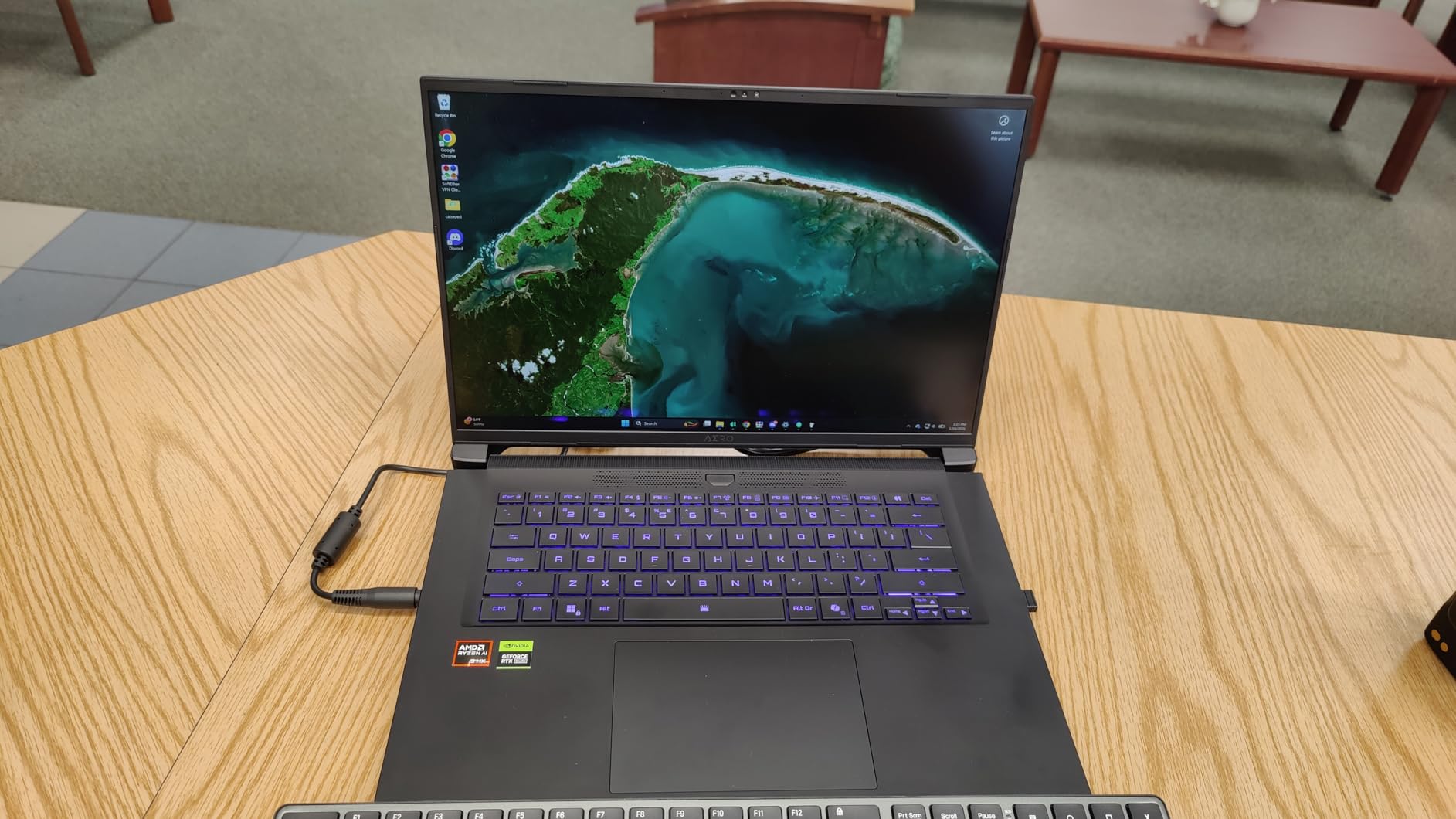 GIGABYTE AERO X16, Copilot+ PC - 165Hz 2560x1600 WQXGA - NVIDIA GeForce RTX 5070 - AMD Ryzen AI 9 HX 370-1TB SSD with 32GB DDR5 RAM - Windows 11 Home - Space Gray customer photo 1