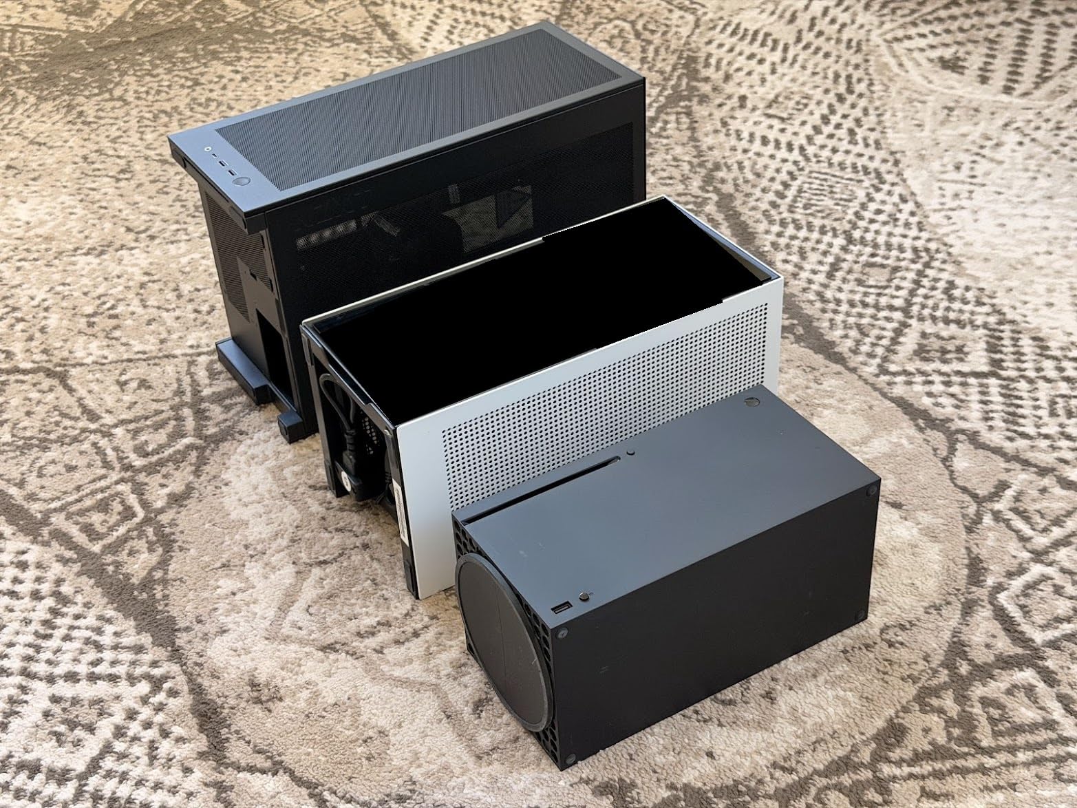 NZXT H2 Flow - Mini-ITX 20.7L High Airflow PC Case - Includes 2 x 120mm Top Fans & PCIe 5.0 Riser Cable - 331mm GPU - 280mm Radiator - Black customer photo 1