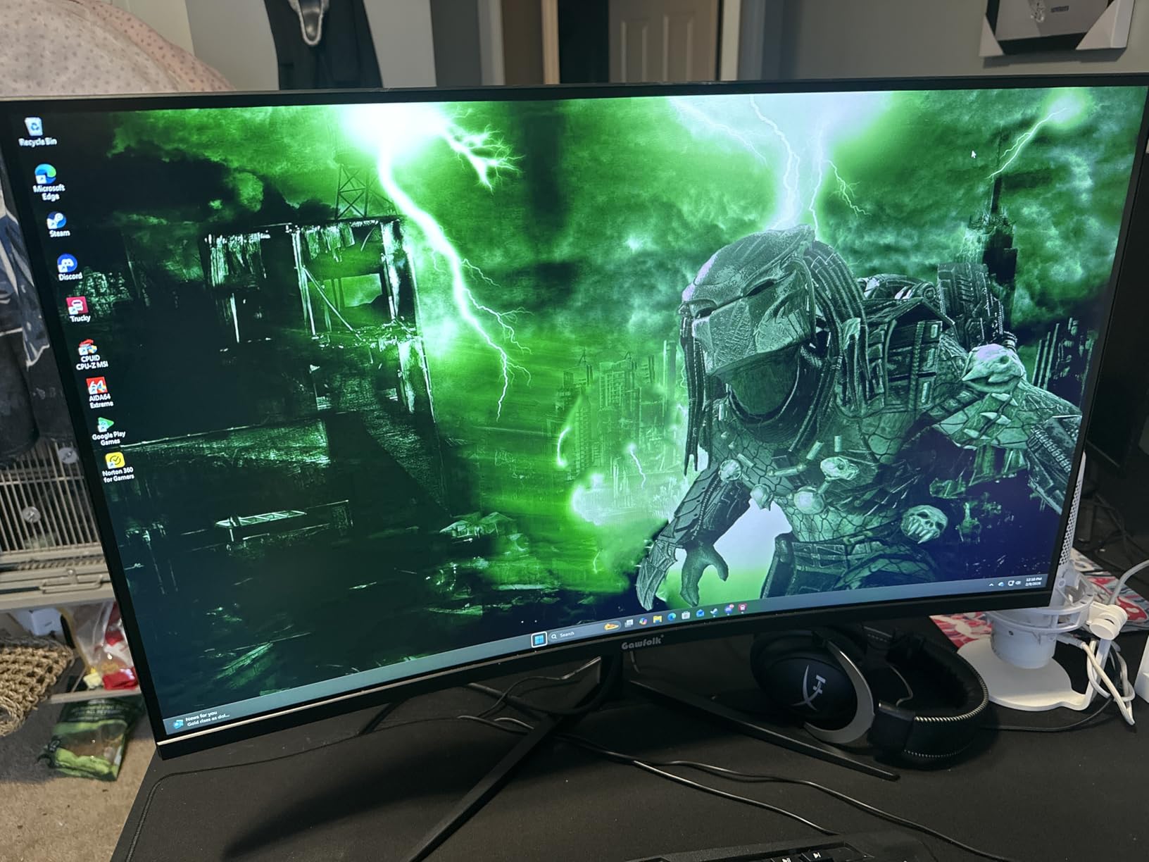 Gawfolk 24.5 Inch PC 300Hz Gaming Monitor, FHD 1080p Screen,Adaptive Sync,1ms Without Bezel, 98% sRGB, 178 ° Angle View, HDMI、DisplayPort, Compatible with wall mounting 75 * 75MM - Black customer photo 1