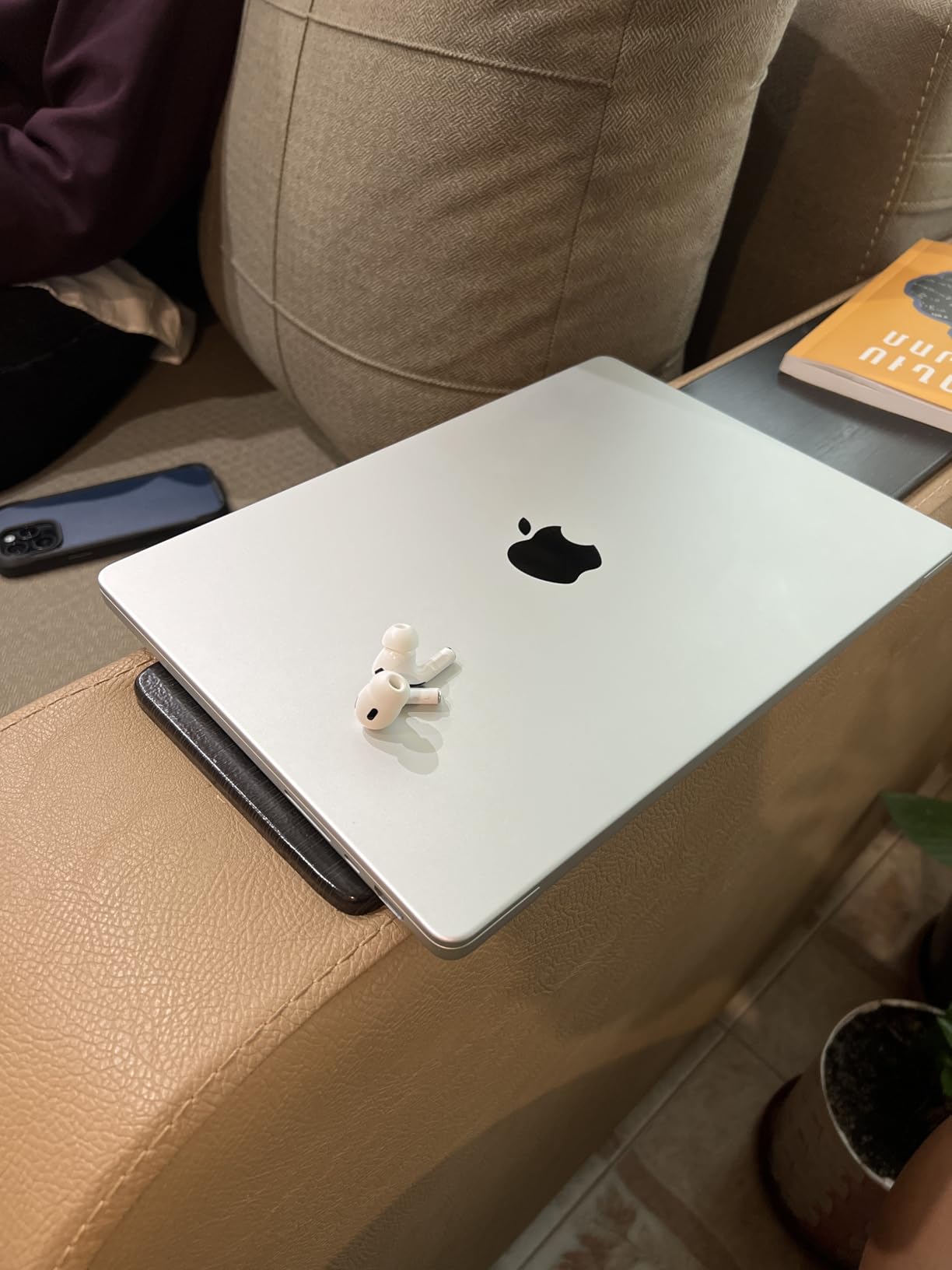 Apple 2025 MacBook Pro Laptop with Apple M5 chip, 14.2-inch Liquid Retina XDR Display, 16GB Unified Memory, 512GB SSD Storage customer photo 1