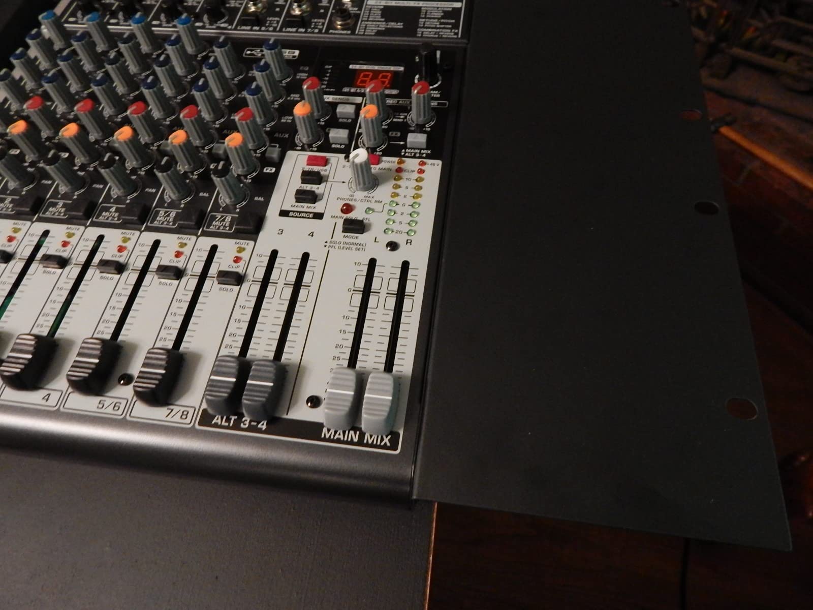 Behringer XENYX X1204USB Premium 12-Input 2/2-Bus Mixer with XENYX Mic Preamps and Compressors, British EQ, 24-Bit Multi-FX Processor and USB/Audio Interface customer photo 1