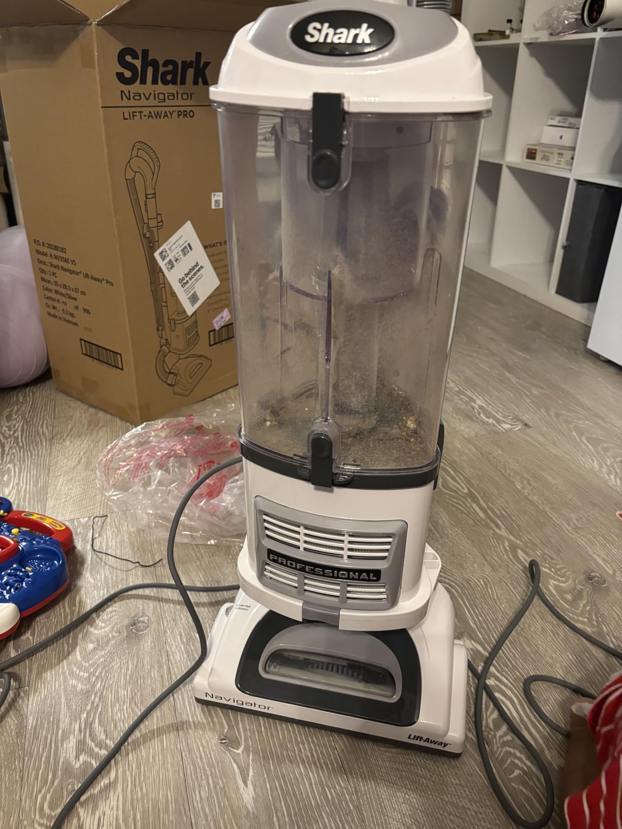 Shark Upright Vacuum Cleaner | Navigator Lift-Away | Pet Hair, Carpet & Hard Floor Cleaning | Dusting Brush & Crevice Tool | HEPA Filter | Swivel Steering | White/Silver | NV356E customer photo 2