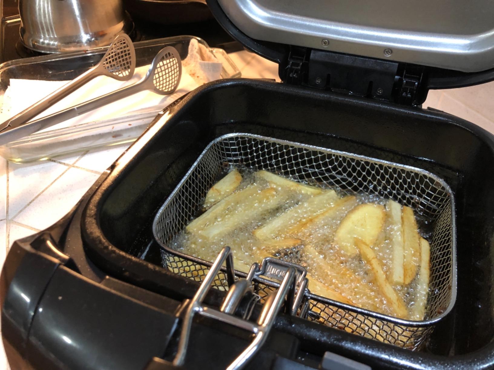 Hamilton Beach Cool Touch Electric Deep Fryer with Basket For Home Use | 2 Liter / 8 Cup Oil Capacity | 1500 Watts | Cool-Touch Sides | Lid With View Window | Adjustable Temperature | Black | 35021 customer photo 2