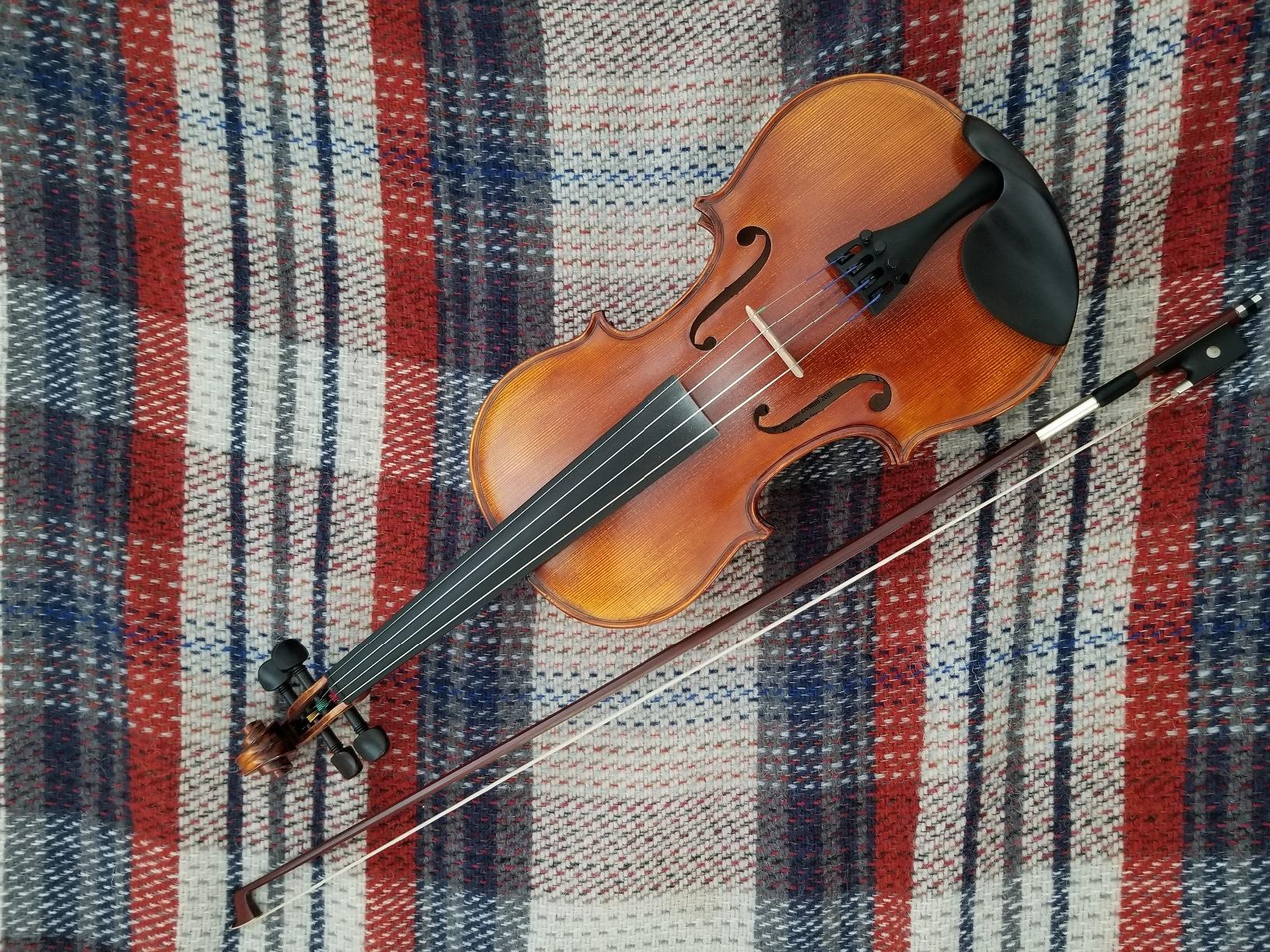 Cremona SV-500 4/4 Premier Artist Violin Outfit - Full Size Student & Professional Violin with Solid Spruce Top, Maple Back, Ebony Fittings, Case & Bow customer photo 1