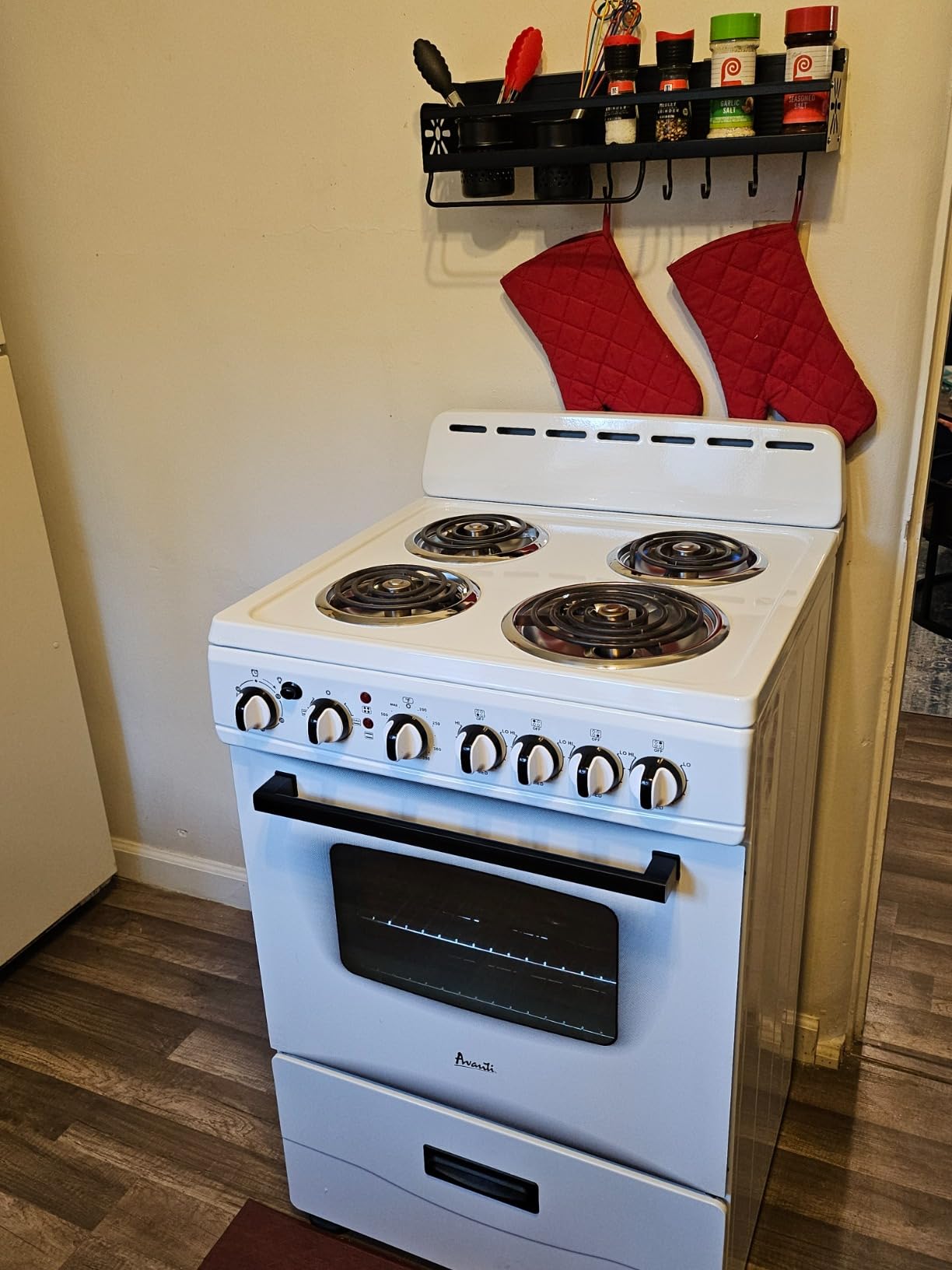 Avanti Electric Range Oven Compact Design, 2.6-Cu.Ft. Capacity with 4 Coil Burners, Framed Glass Oven Door, Storage Drawer and Broiler with Pan Perfect for Apartment RV Tiny Home, 24-Inch, Black customer photo 1