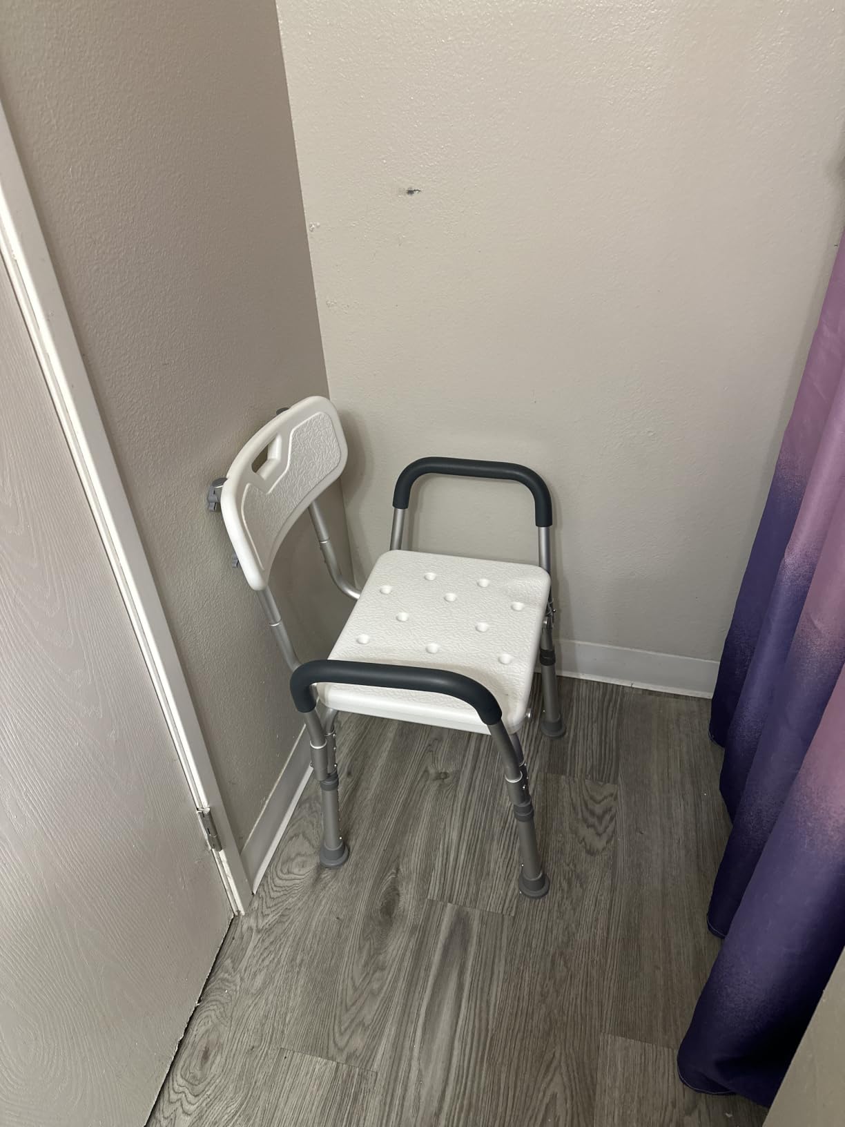 Drive Medical Premium Shower Chair with Back and Padded Arms, White | Shower Chair with Back and Padded Arms Offers Adjustable Height Seating for Safety and Comfort in the Tub Supports 350 Pounds customer photo 1