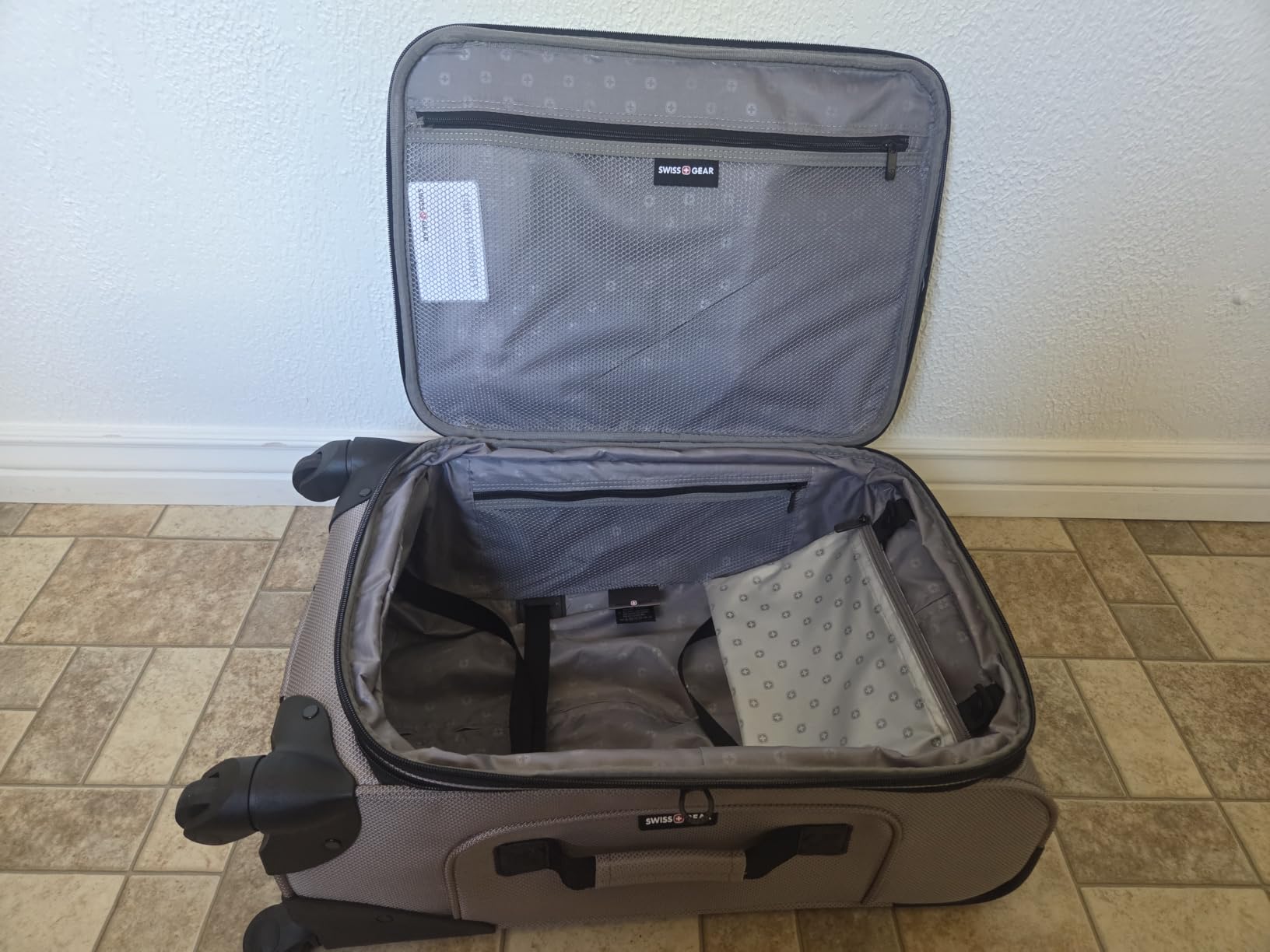 SwissGear Sion Softside Expandable Carry-On Spinner Luggage, Dark Grey, 22.75-Inch customer photo 2