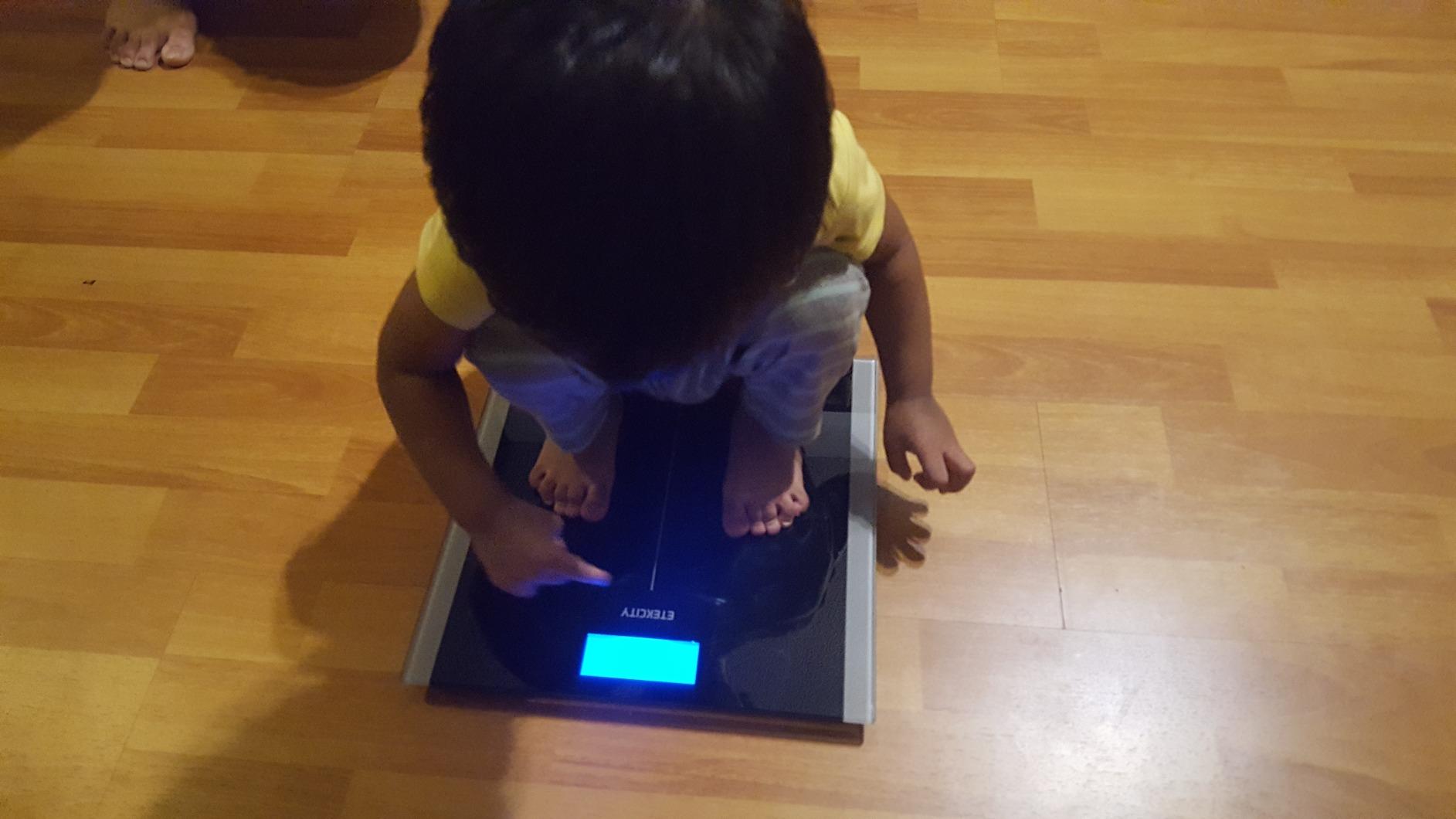 Etekcity Digital Body Weight Bathroom Scale, Large Blue LCD Backlight Display, High Precision Measurements, 6mm Tempered Glass, 400 Pounds customer photo 1