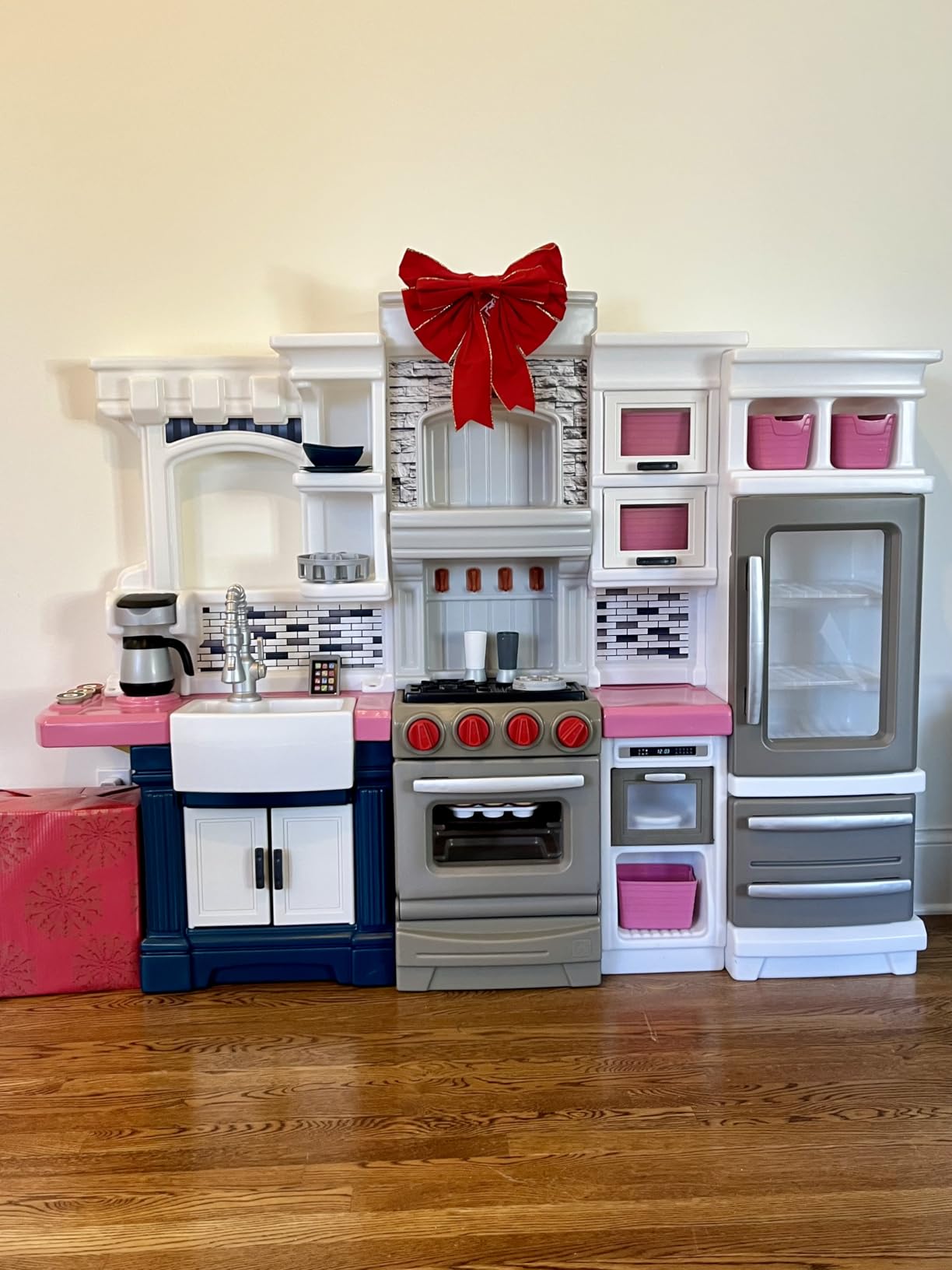 Step2 Elegant Edge Kids Kitchen Playset, Indoor/Outdoor Kitchenette, Interactive Play with Lights and Sounds, Made of Durable Plastic, Includes 78 Piece Toy Accessories, For Toddlers 3+ Years Old customer photo 2