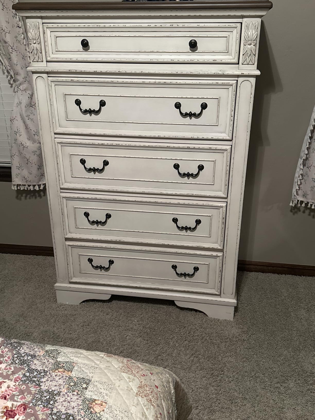 Signature Design by Ashley Realyn Chest Of Drawers, Traditional Cottage Dresser With Two‑Tone Finish, Wood Construction With Storage Drawers For Bedroom Organization, White customer photo 1